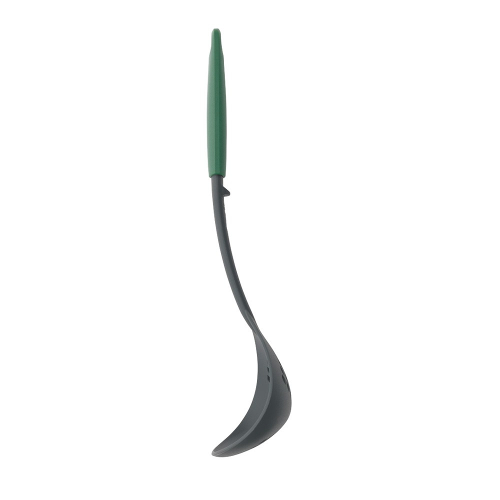 Un cucchiaio forato nero e verde. Ha un manico verde e una ciotola curva e forata.