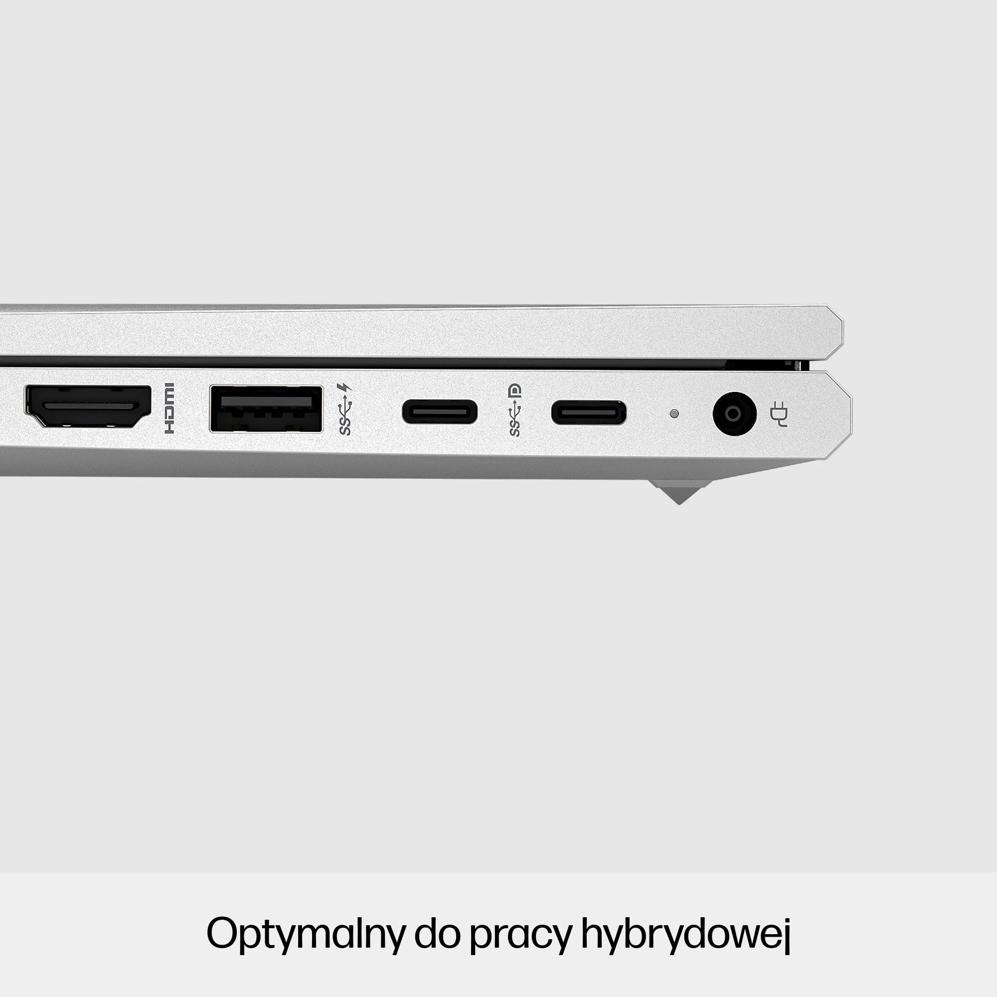 Close-up van de zijkant van een zilveren laptop. Toont de poorten, met tekst onderaan.