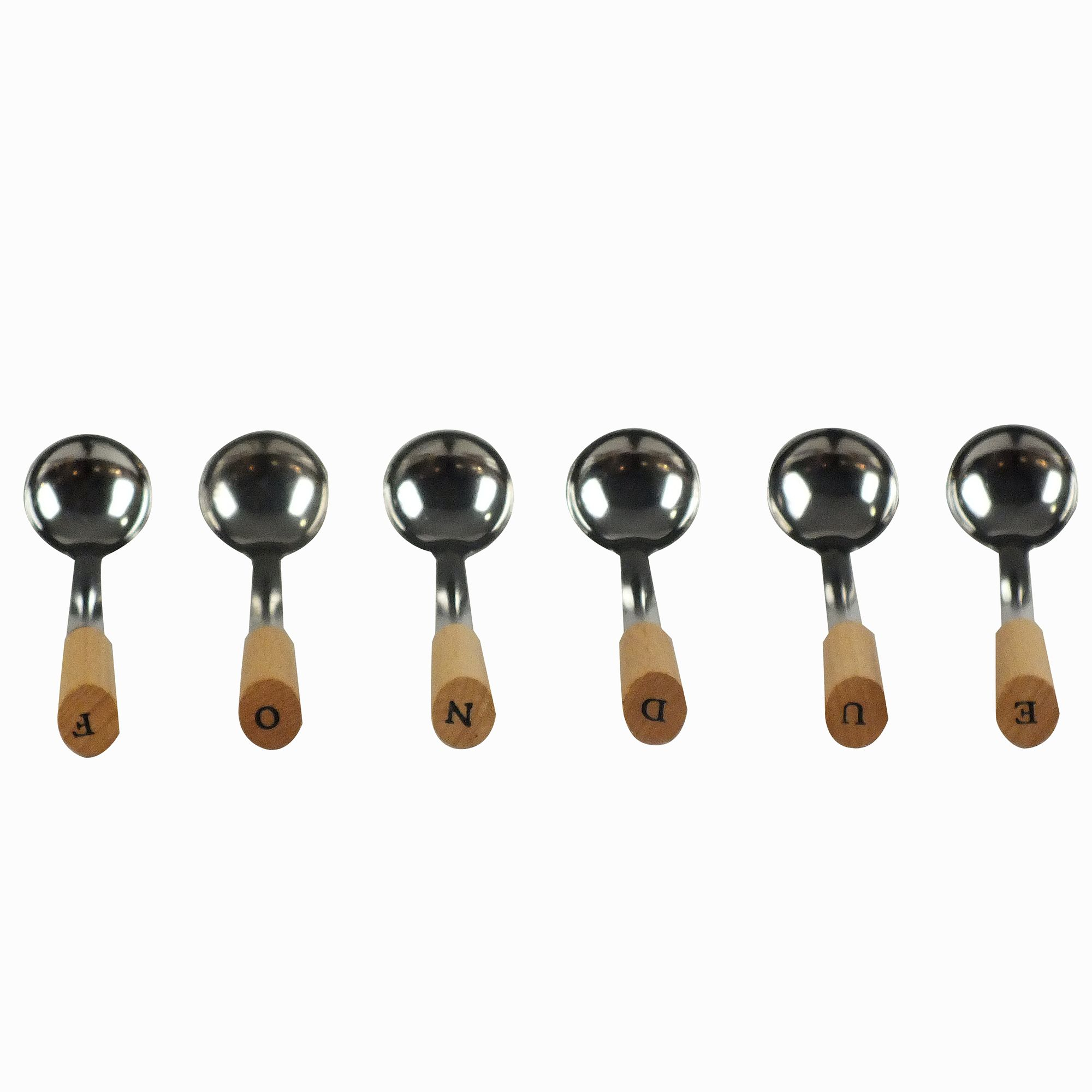 Sześć metalowych łyżek z drewnianymi uchwytami, każda oznaczona literą.