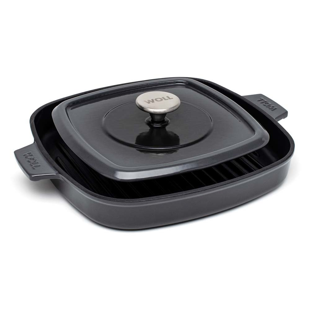 Schwarze quadratische Grillpfanne mit Deckel. Deckel hat silbernen Knopf, Pfanne hat Griffe.