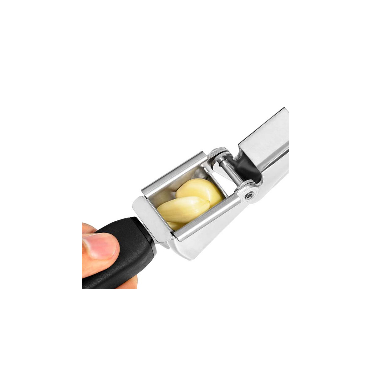 Knoblauchpresse mit Knoblauchzehen darin. Eine Hand drückt auf den Griff.