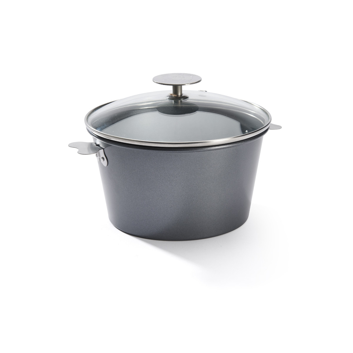 Szary garnek ze szklaną pokrywką i metalowym uchwytem na białym tle.
