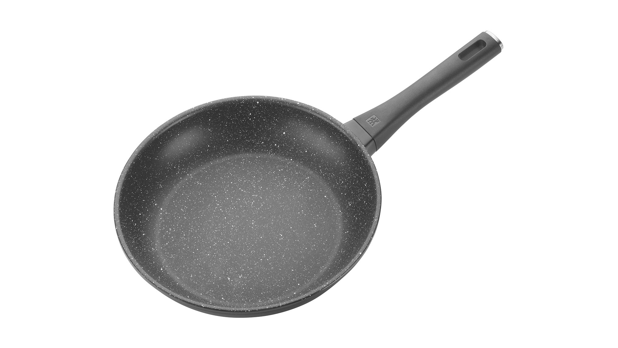 Eine grau gesprenkelte Bratpfanne mit langem Griff, isoliert auf weißem Hintergrund.