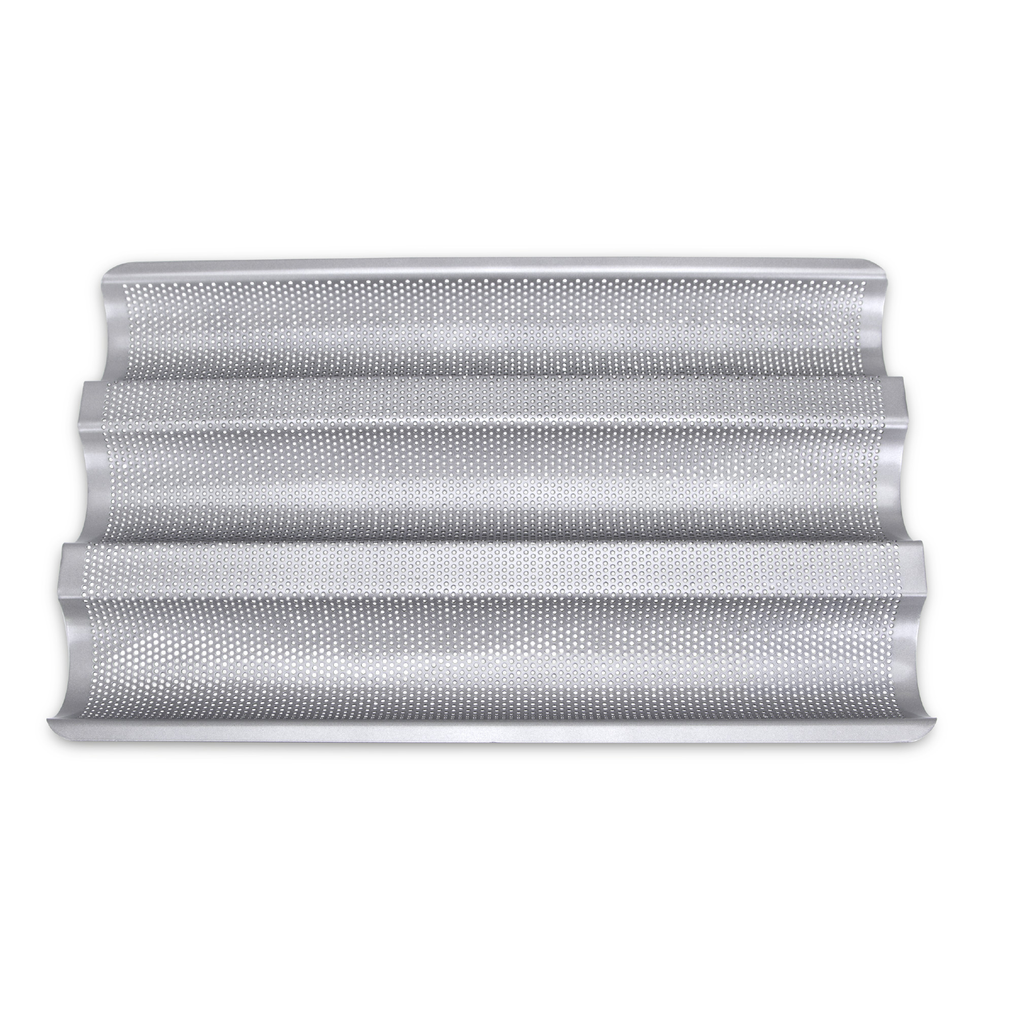 Silberne, perforierte Backblech mit horizontalen Rippen. Auf weißem Hintergrund.