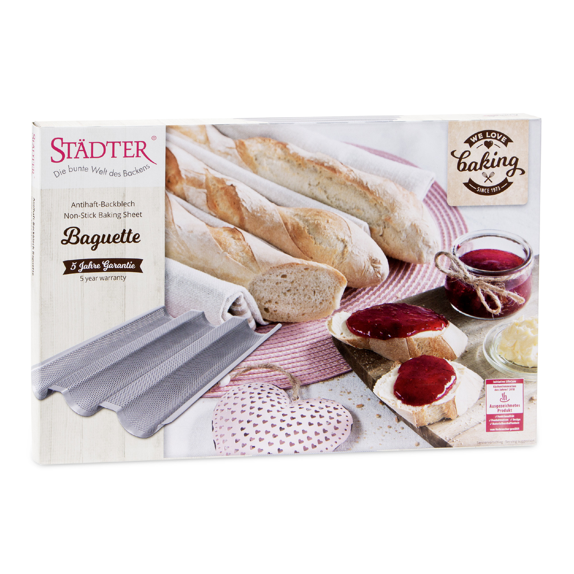 Box mit Baguette darauf, mit Antihaft-Backblech. Weißer Hintergrund mit Essen.