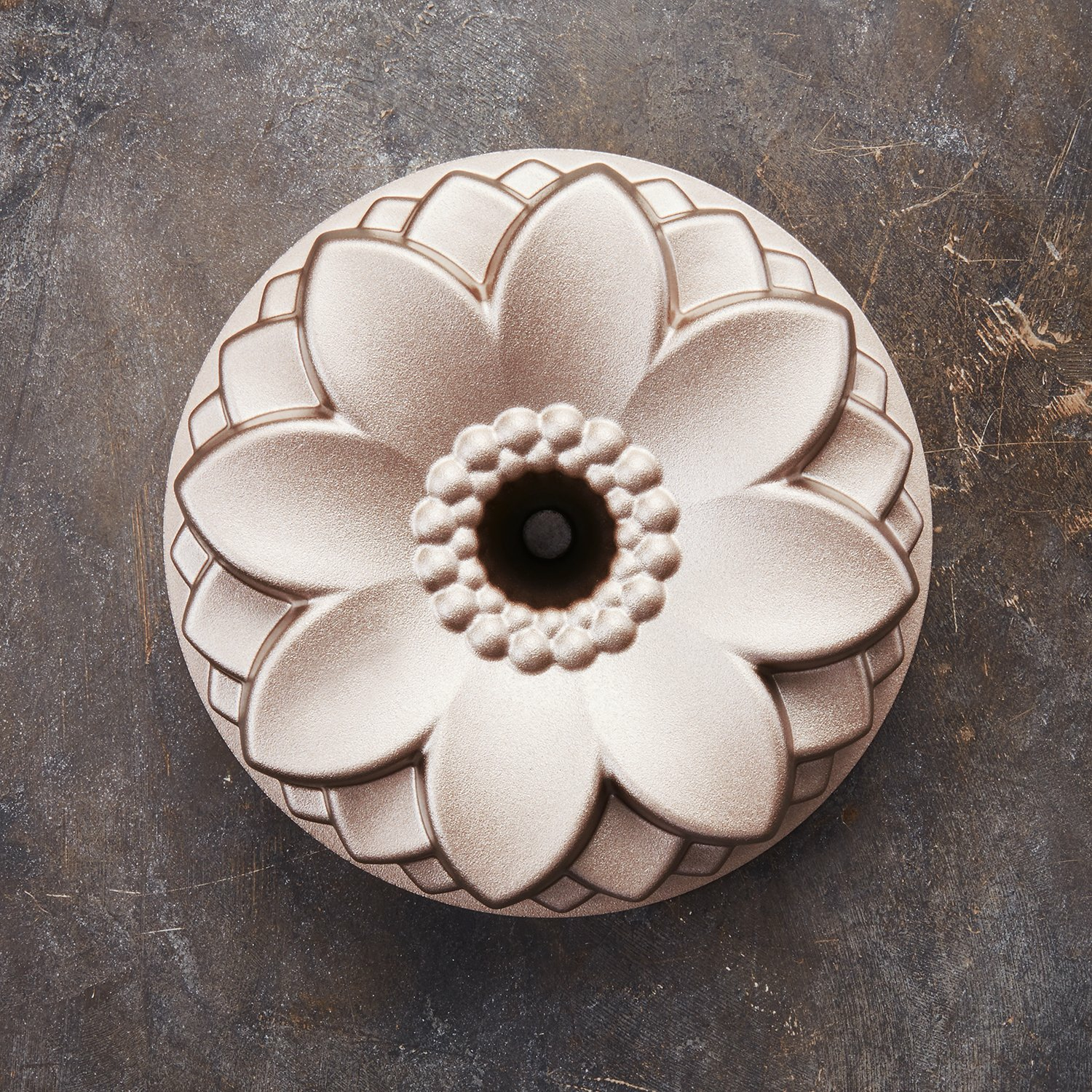 Blumenförmige Kuchenform. Draufsicht. Braune, strukturierte Oberfläche.