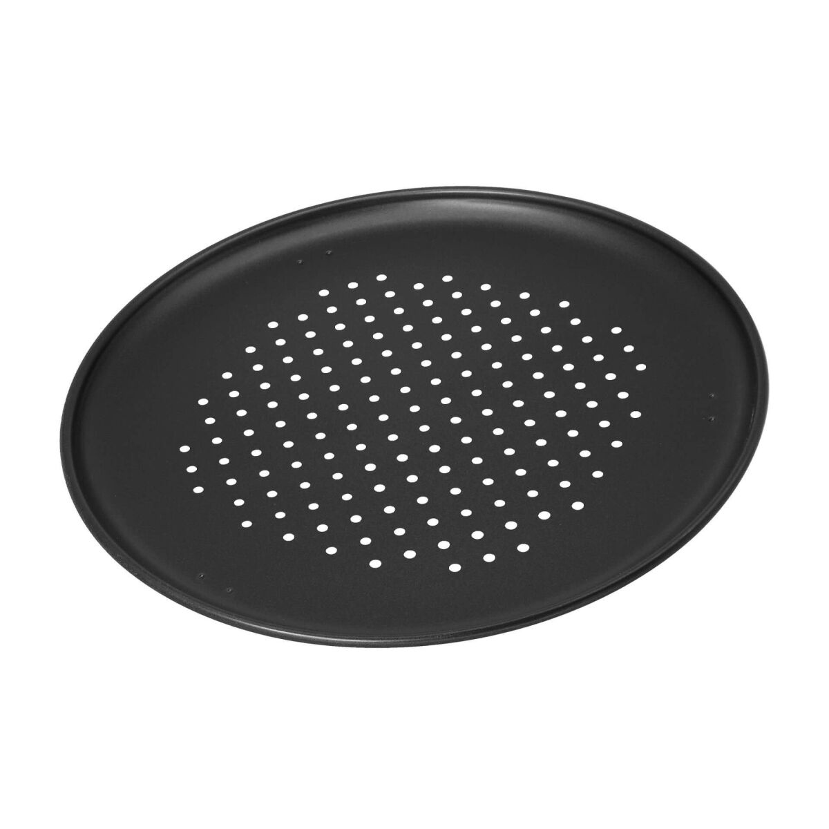 Czarna, okrągła patelnia do pizzy z otworami. Białe tło.