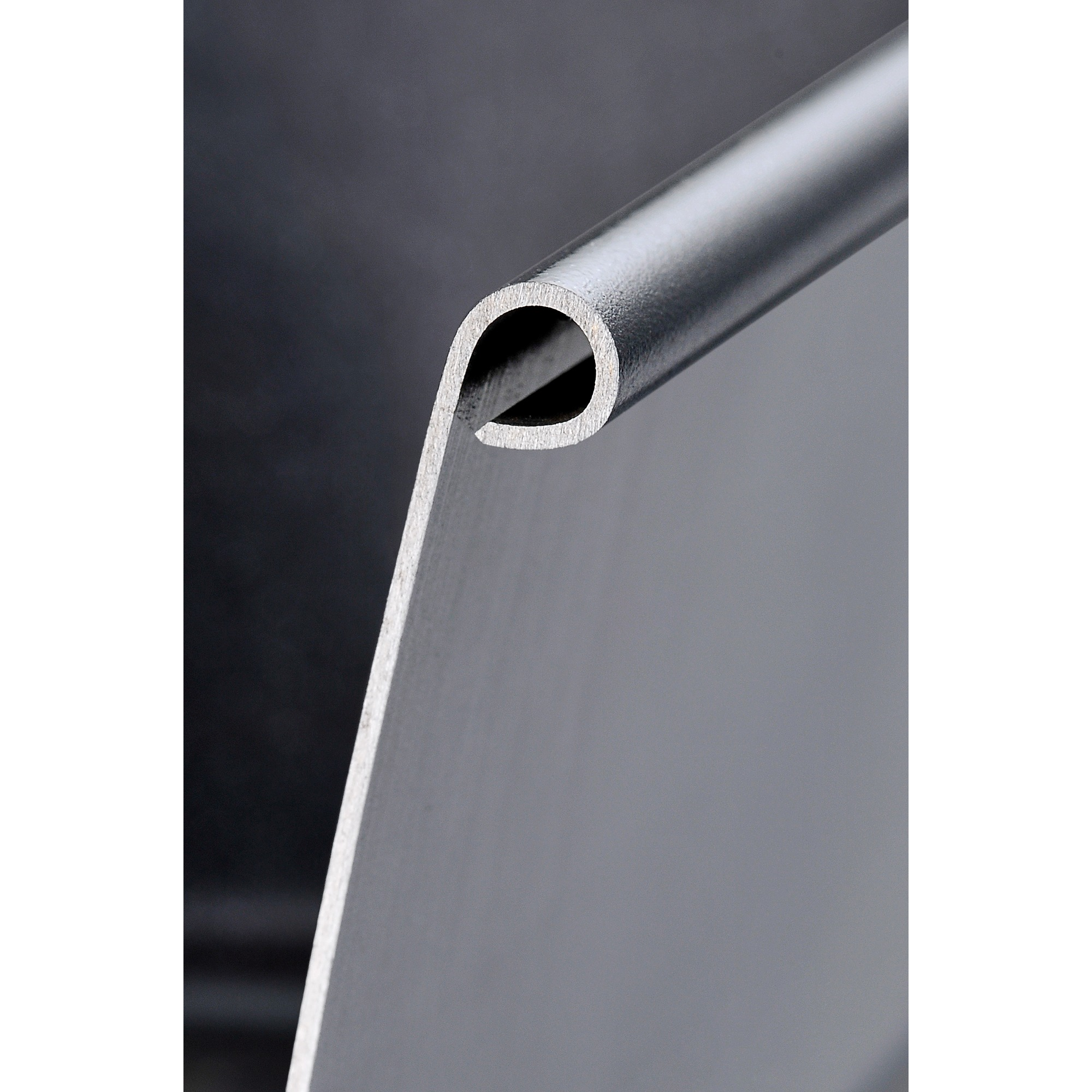 Zbliżenie metalowej krawędzi z zakrzywioną, zawiniętą górą.