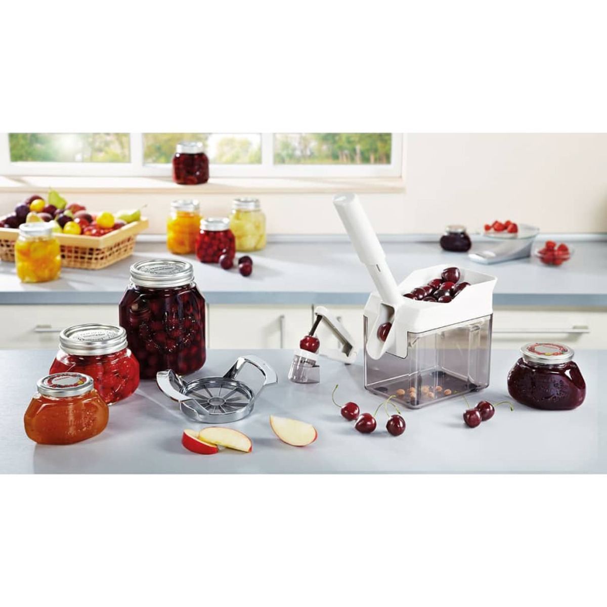 Scena kuchenna ze słoikami przetworów, krajalnicą do jabłek i świeżymi wiśniami.