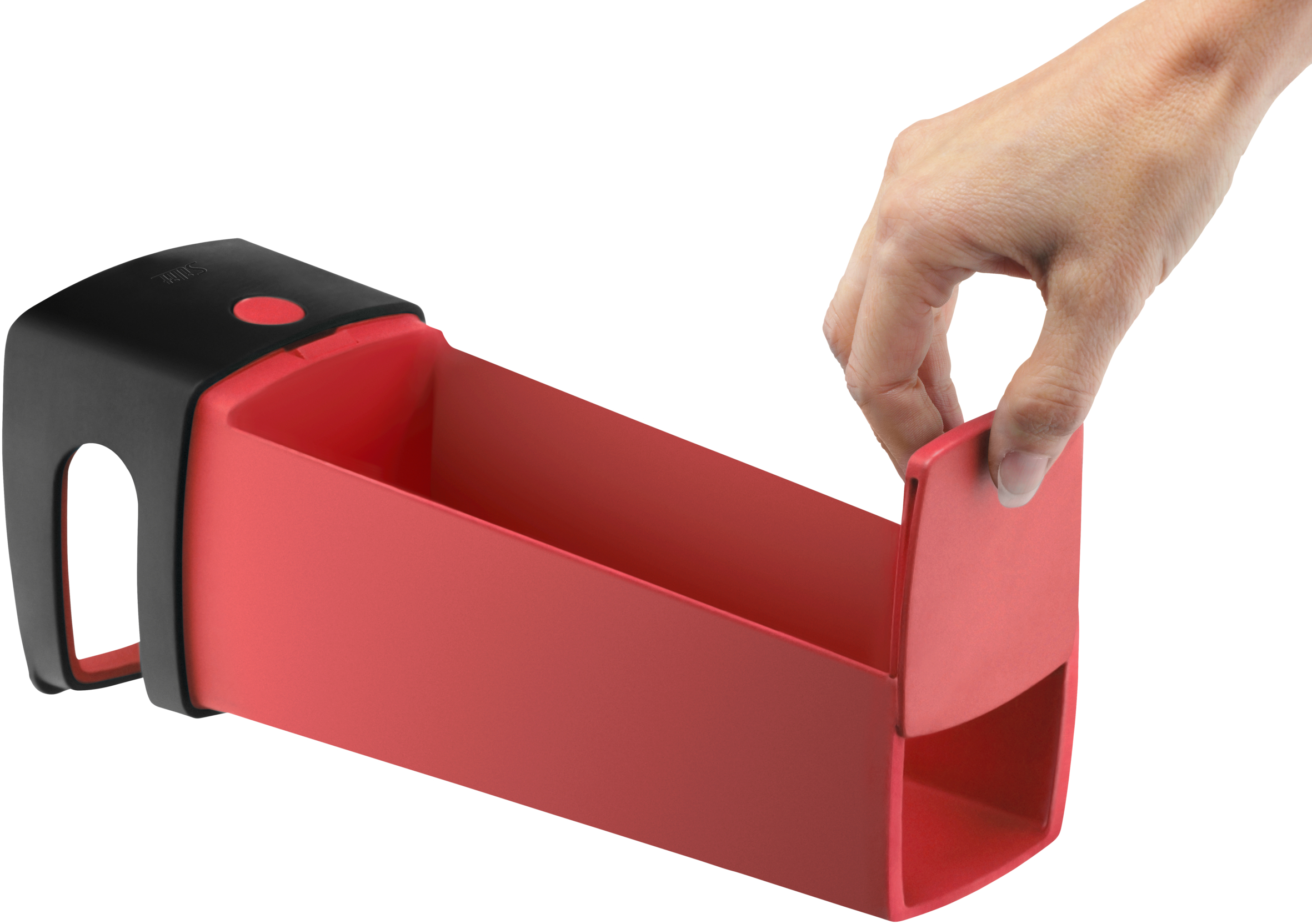 Ein roter und schwarzer Behälter. Eine Hand öffnet den Behälter. Der Behälter befindet sich auf einer weißen Oberfläche.