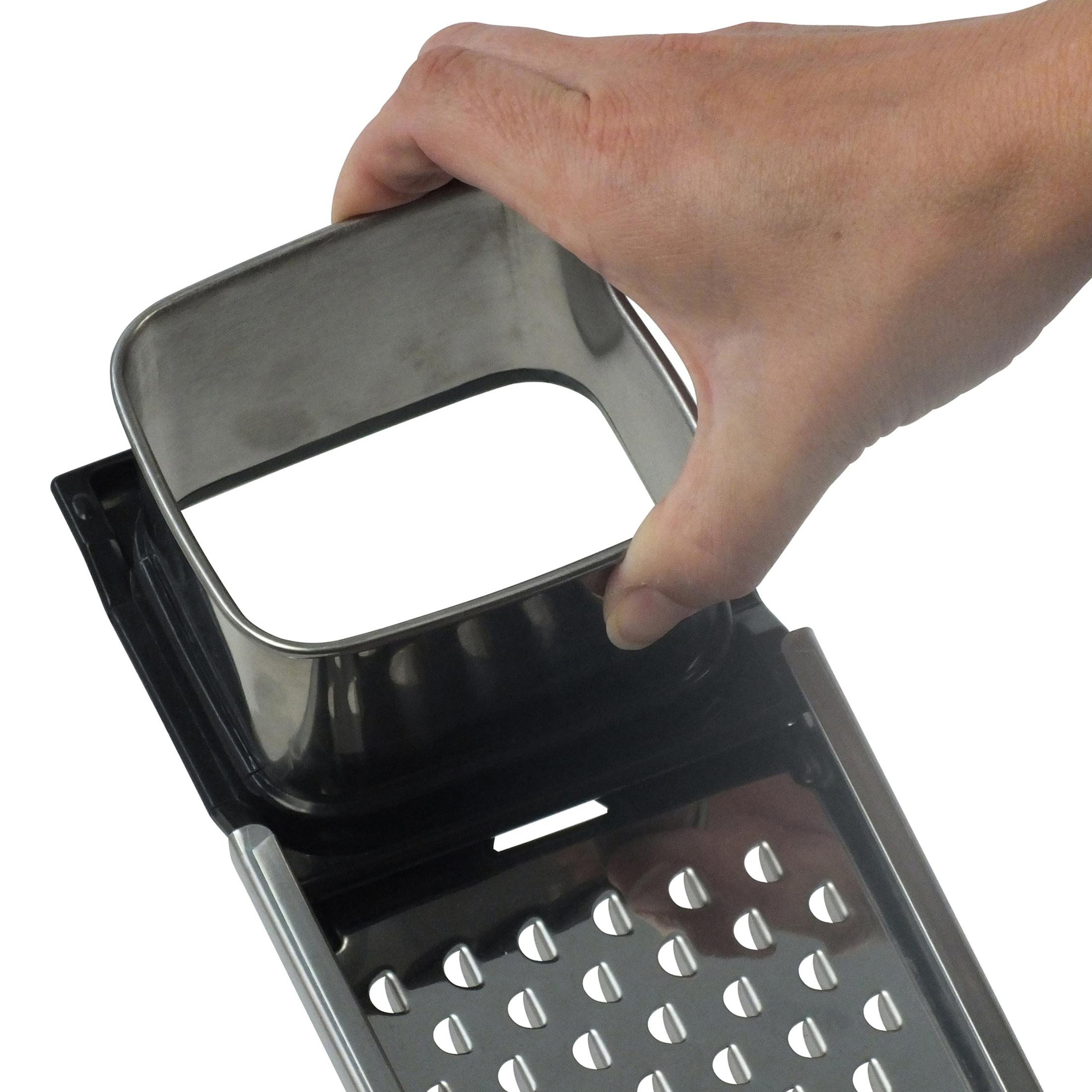 Main plaçant un insert carré en métal dans une râpe. La râpe est sur une surface blanche.