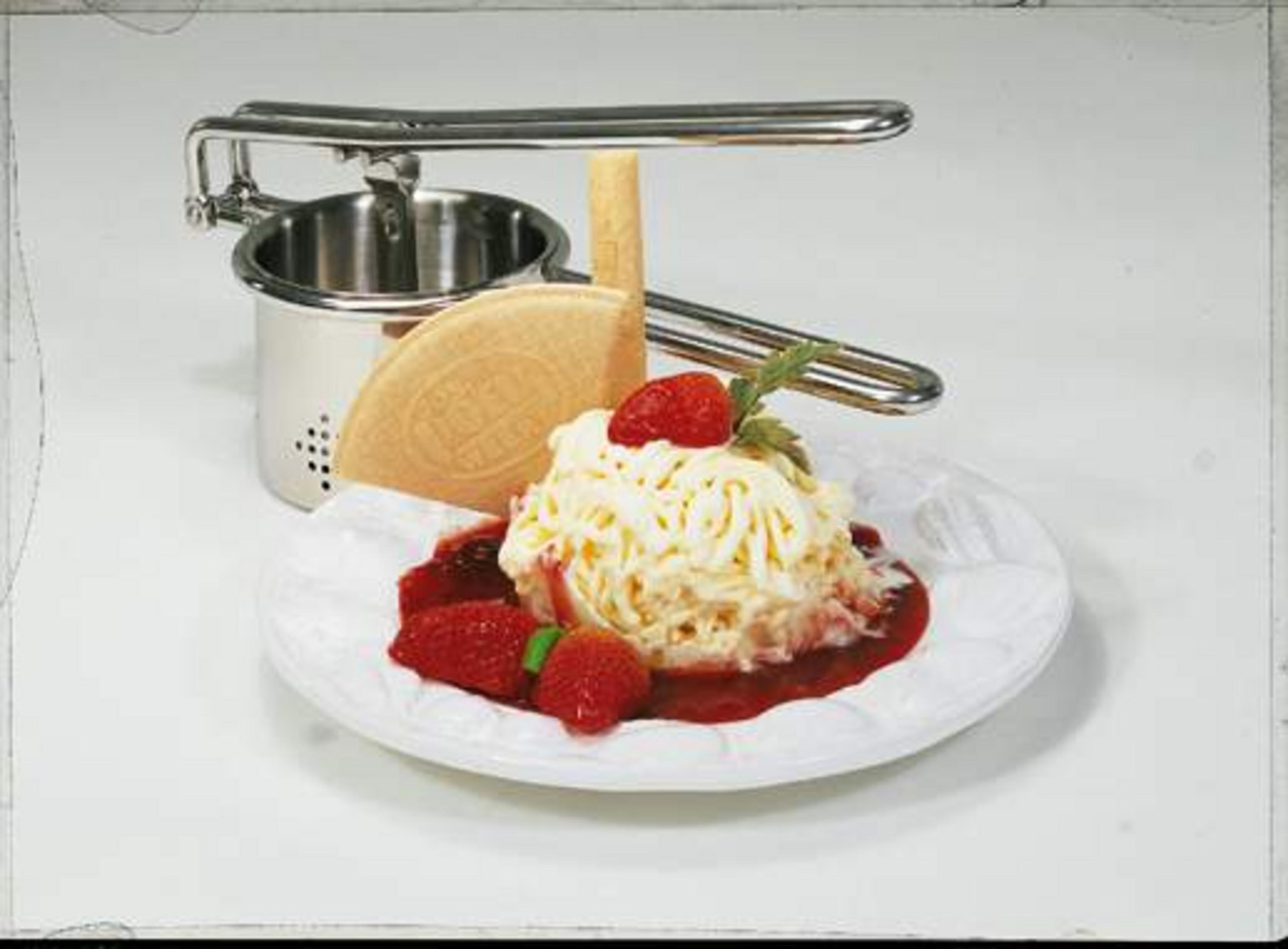Eis mit Erdbeeren und Maschine, auf weißer Oberfläche.