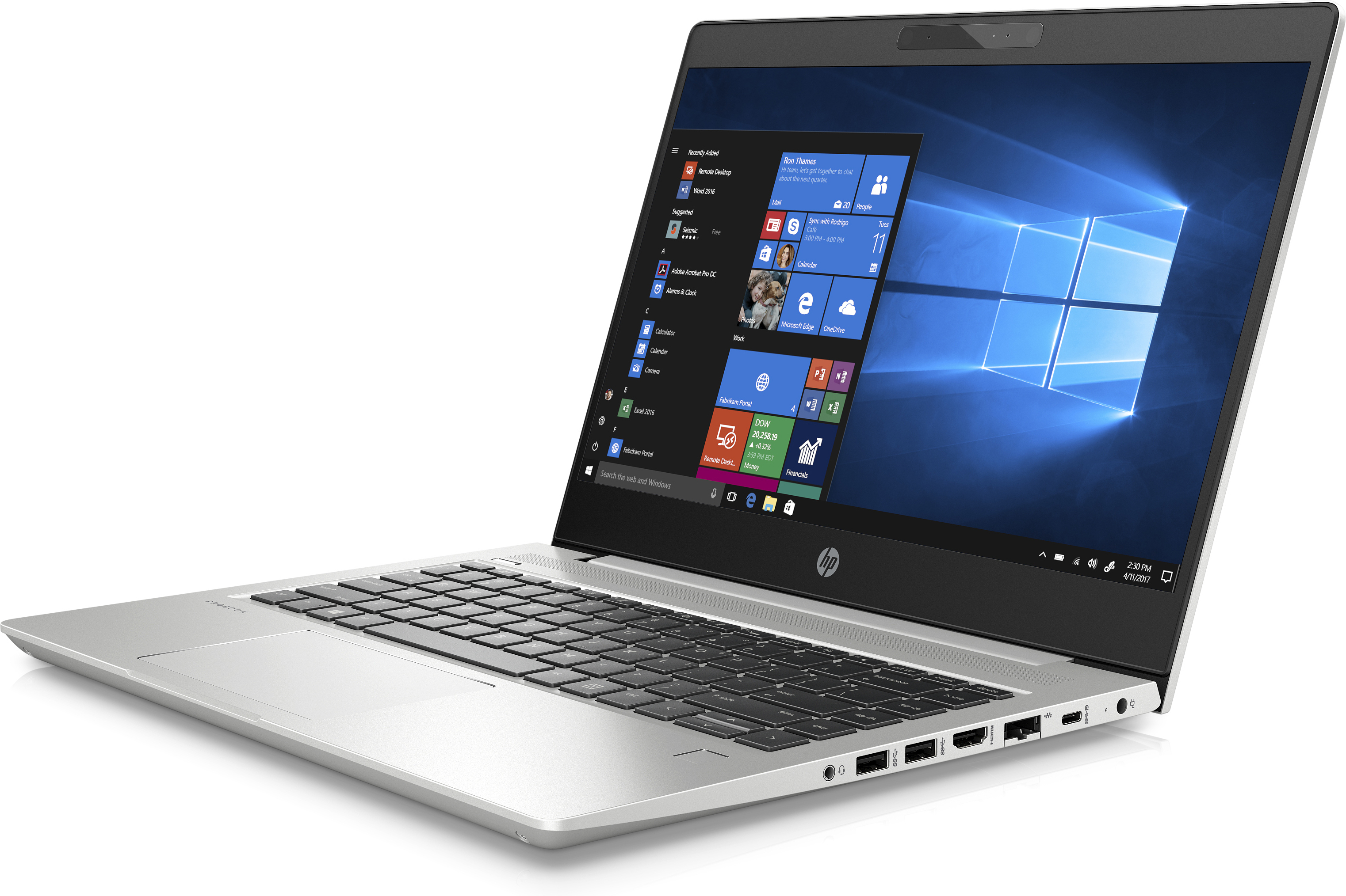 Abgewinkelter silberner Laptop, zeigt Windows 10 Desktop, zeigt Tastatur und Anschlüsse.