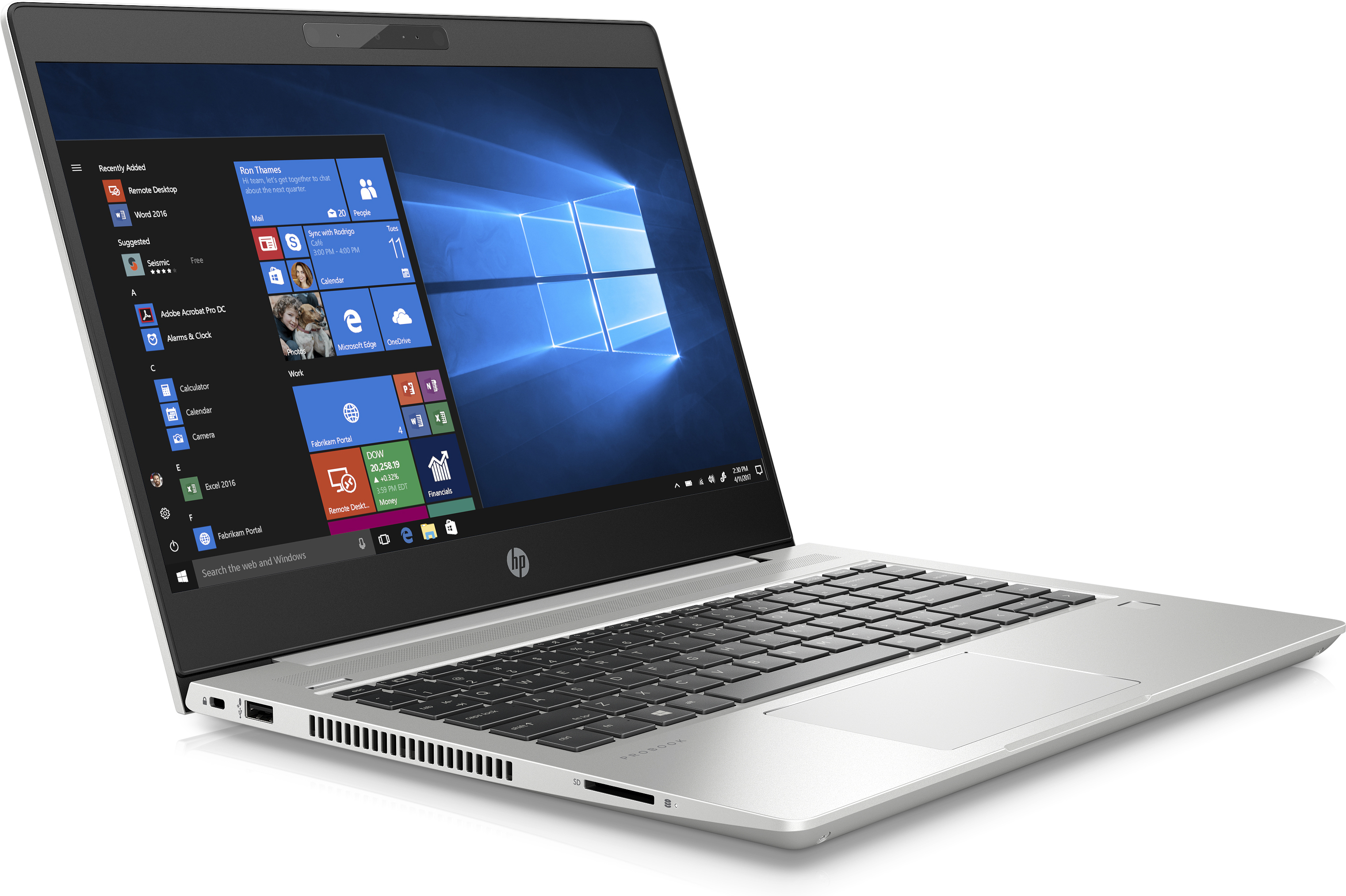 Silberner Laptop mit geöffnetem Windows-Desktop, schräge Ansicht. Zeigt das Startmenü.