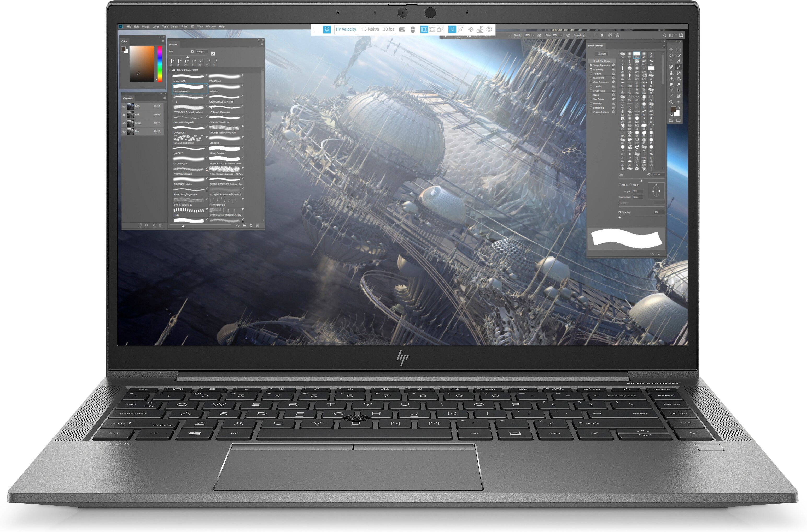 Zilveren HP-laptop, open, met een digitaal kunstprogramma. Het toetsenbord is zichtbaar op de voorgrond.
