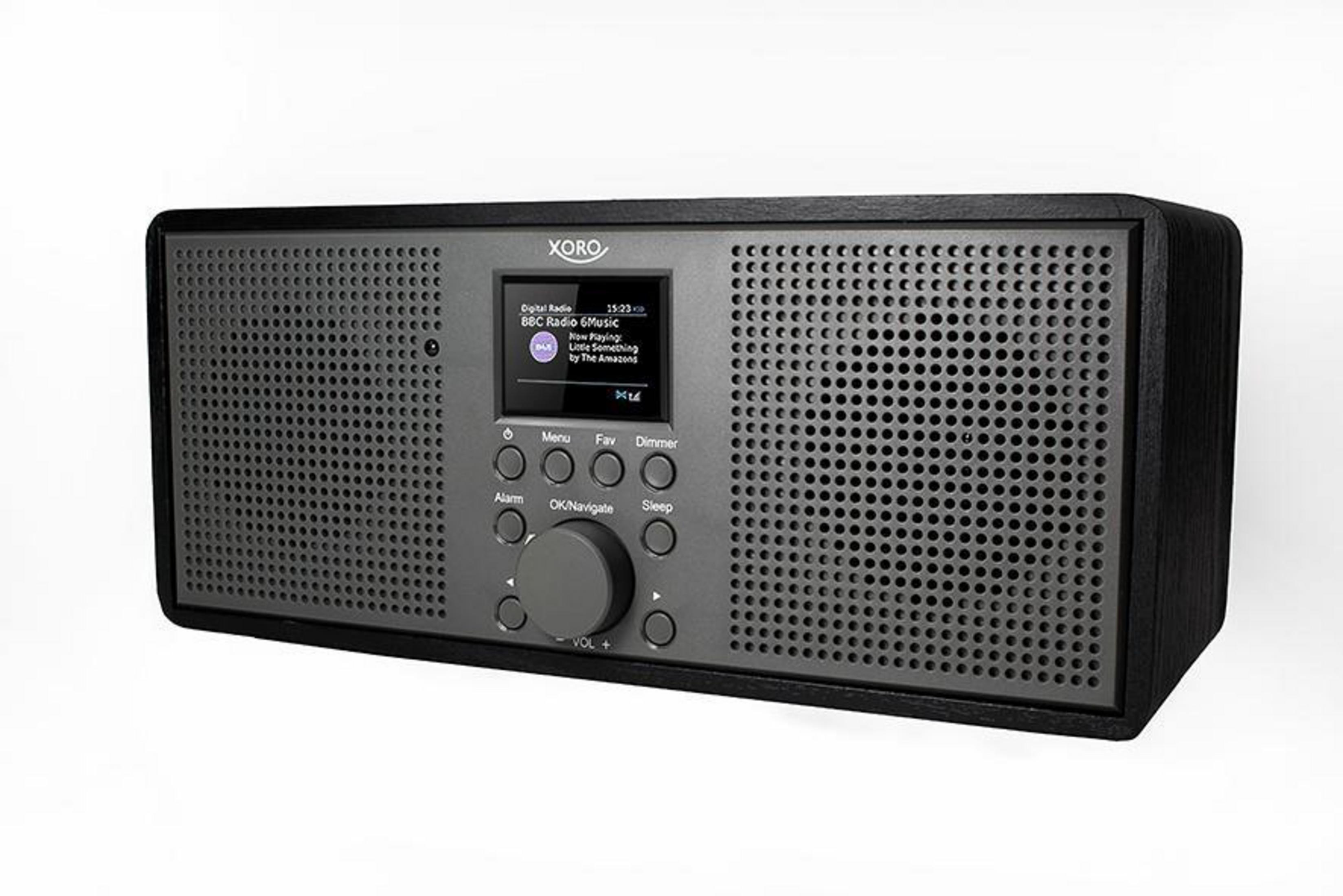 Czarne radio z ekranem wyświetlającym informacje radiowe. Posiada przyciski i pokrętło głośności. Logo Xoro.