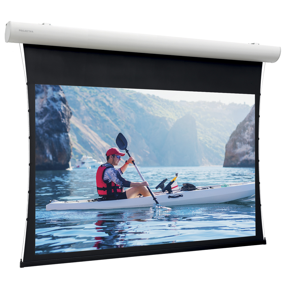 Schermo di proiezione che mostra un kayak in acqua. Un uomo pagaia in kayak con montagne sullo sfondo. Lo schermo è abbassato.