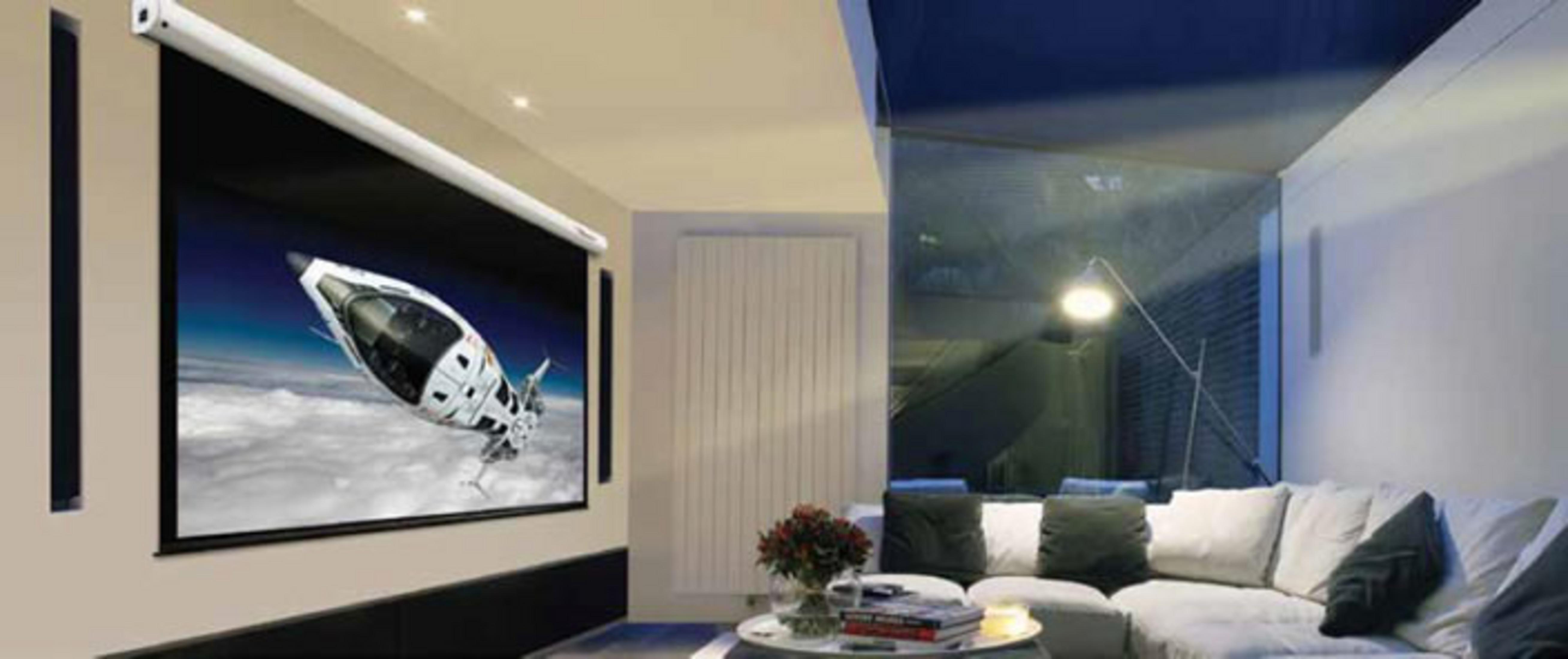 Salon z ekranem projekcyjnym, białą sofą i lampą.