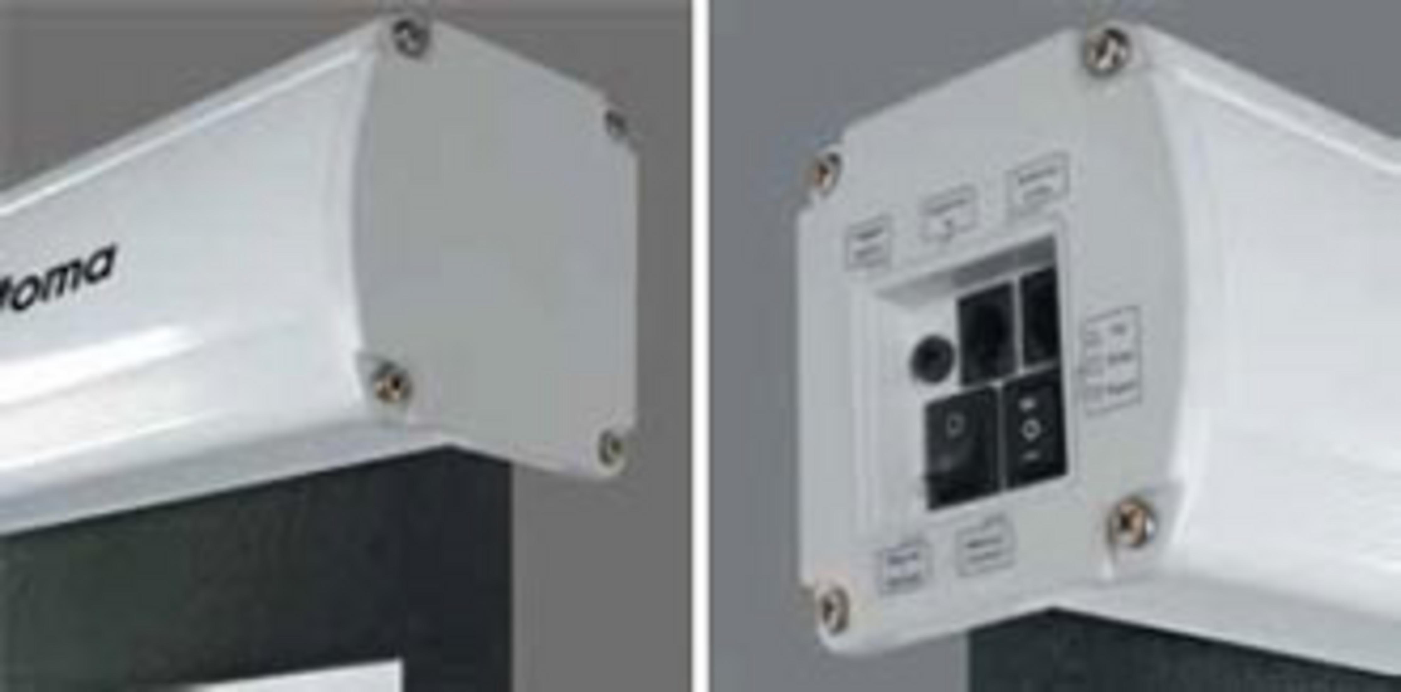 Zbliżenie obudowy projektora, pokazujące przyciski zasilania i sterowania.