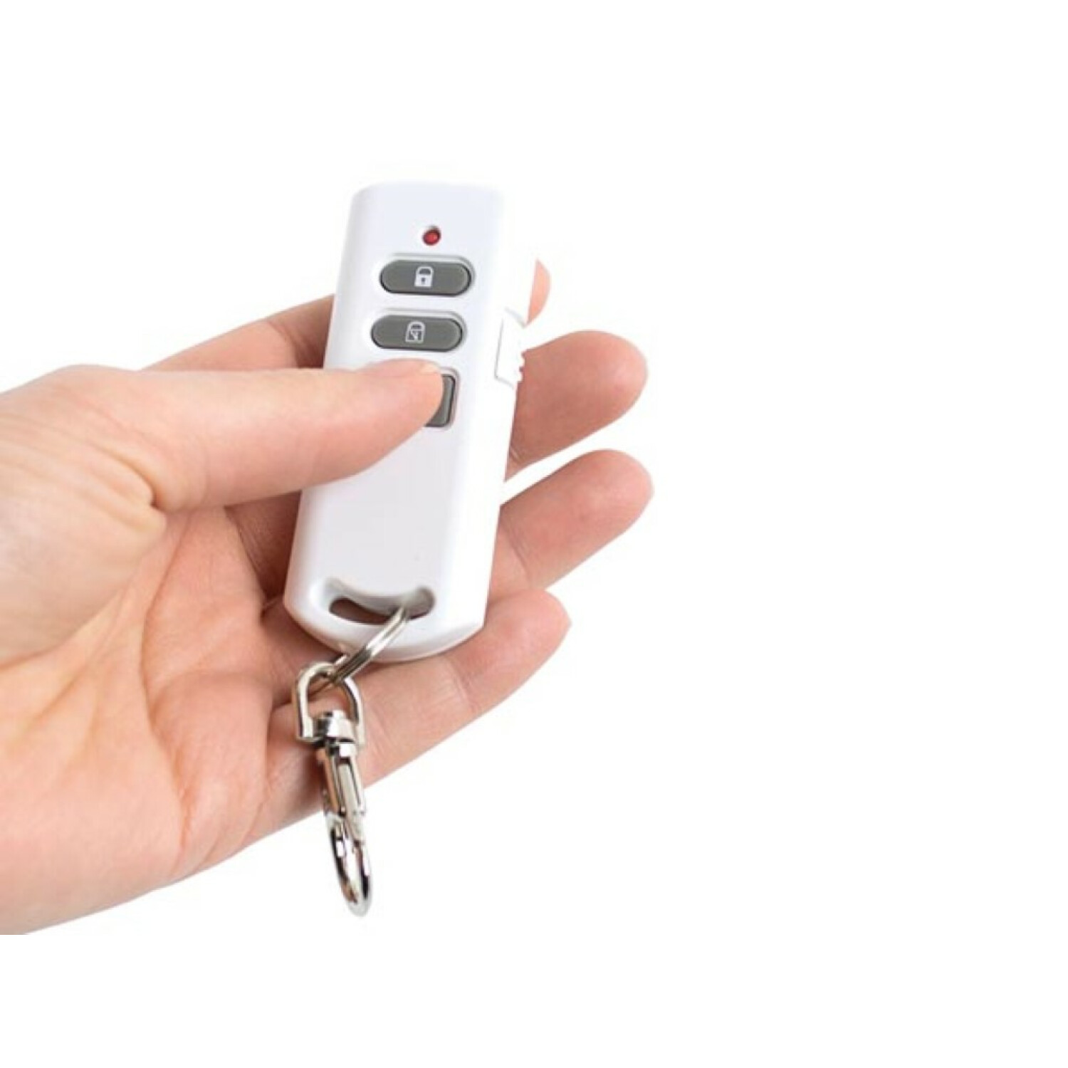 Dłoń trzymająca biały pilot z trzema przyciskami. Białe tło.