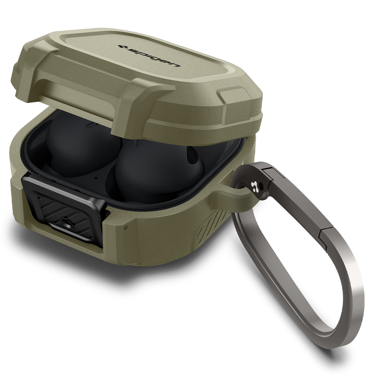 Olivgrüne Spigen AirPods-Hülle geöffnet mit schwarzen Ohrhörern, auf Weiß.