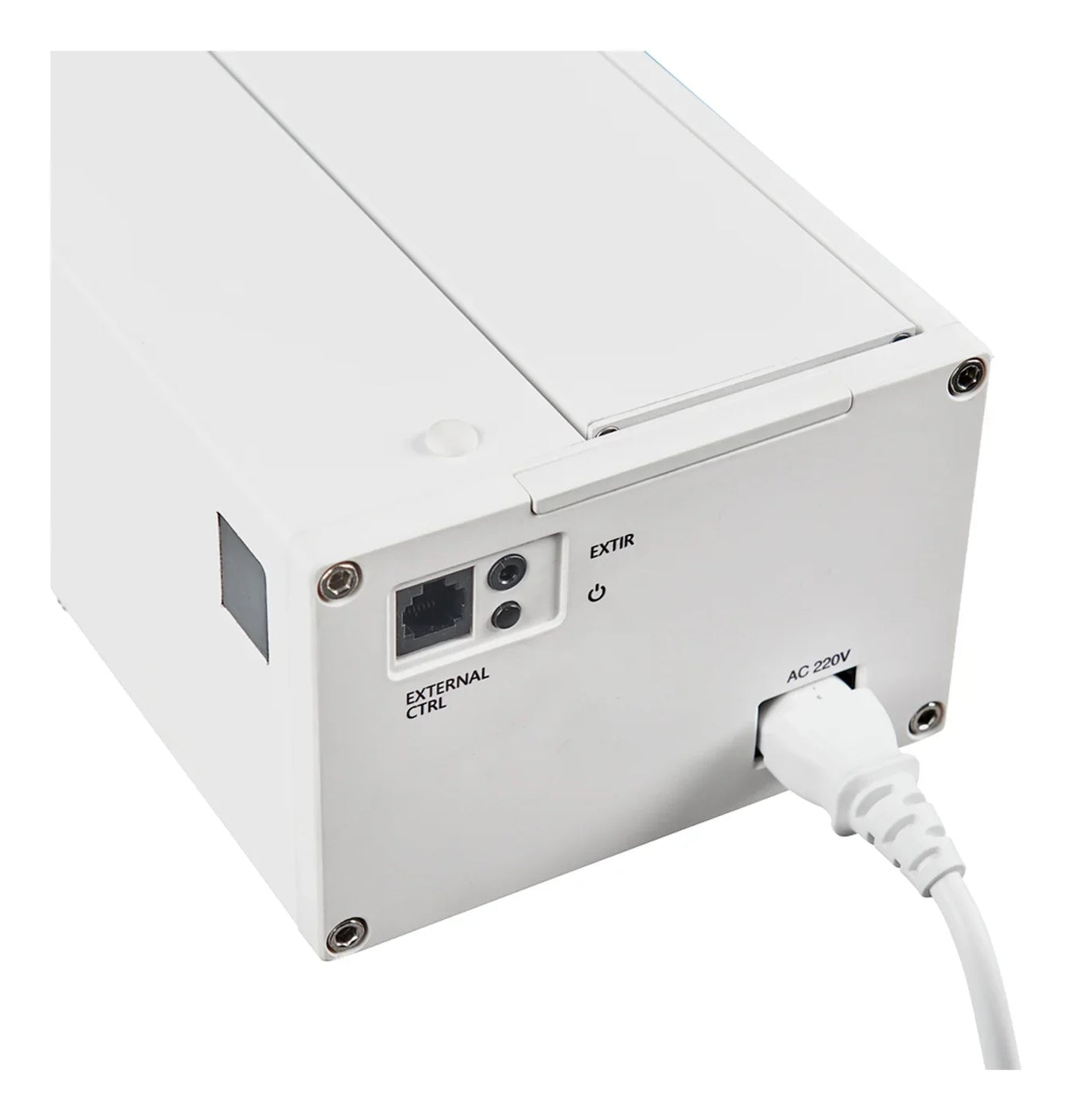 Weiße Box mit eingestecktem Netzkabel. Externe Steueranschlüsse und Tasten. Weißer Hintergrund.