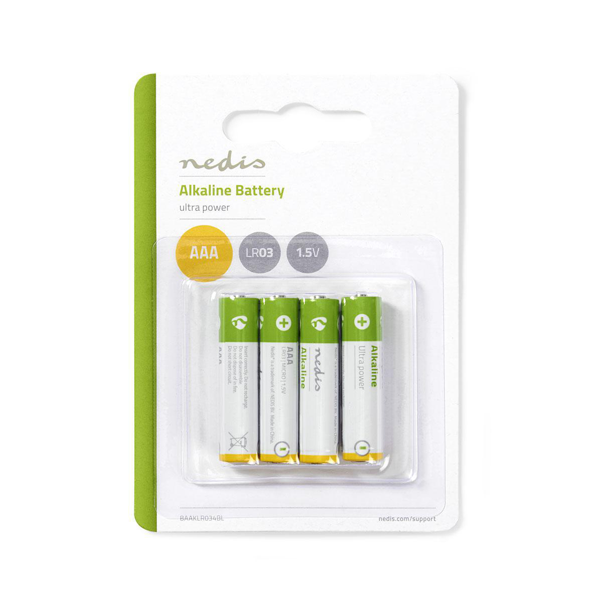 Vier AAA alkaline batterijen in een blisterverpakking, witte achtergrond.