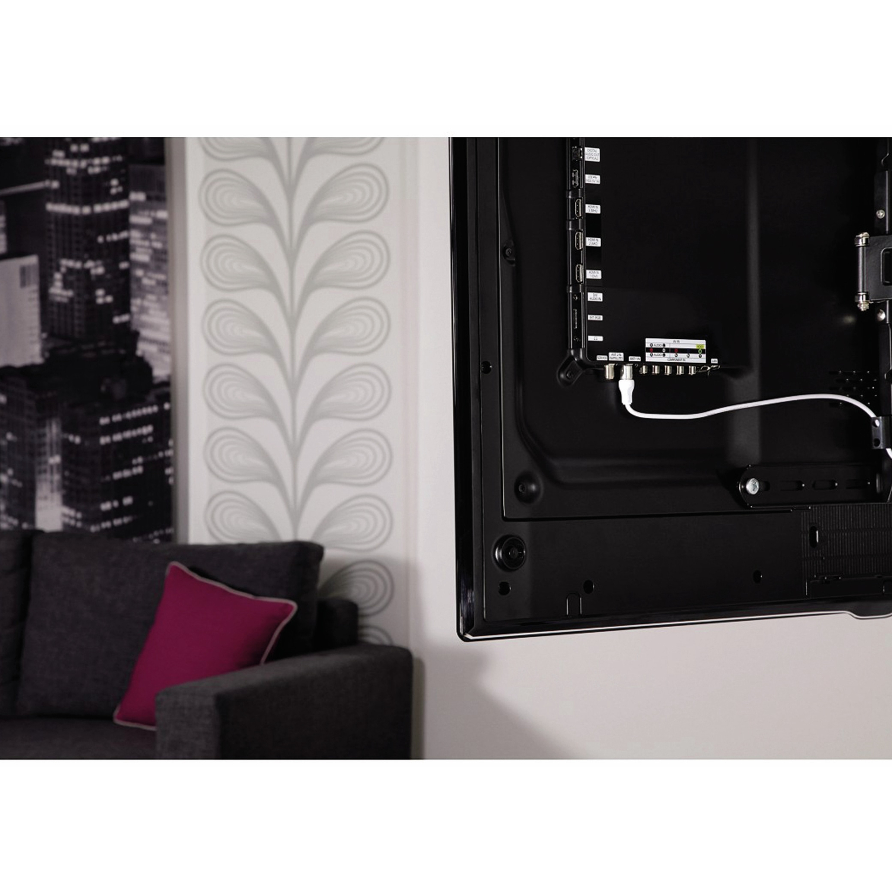 Tył telewizora zamontowanego na ścianie. Biały kabel podłączony.