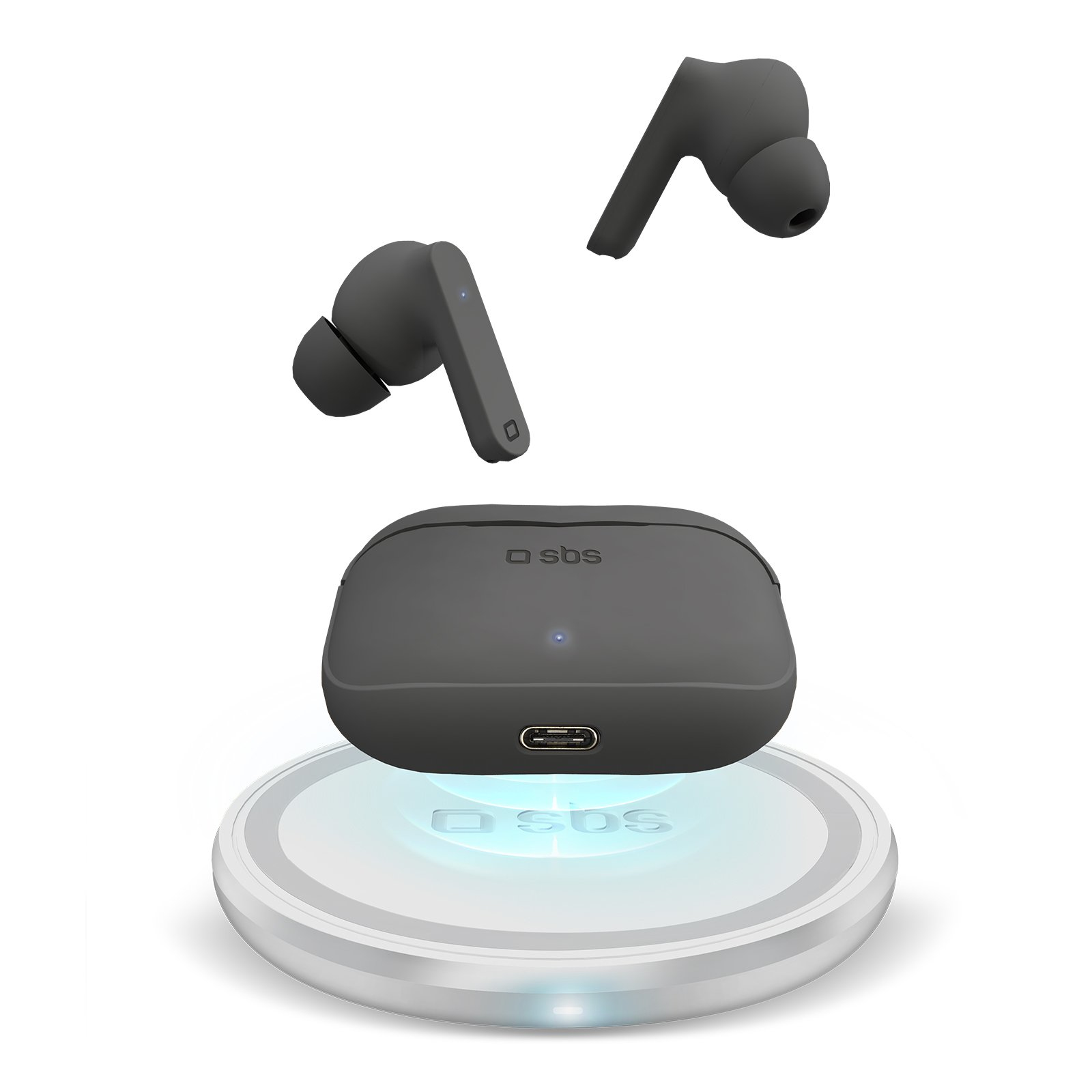 Auricolari wireless neri, custodia di ricarica su caricatore wireless. Sfondo bianco.