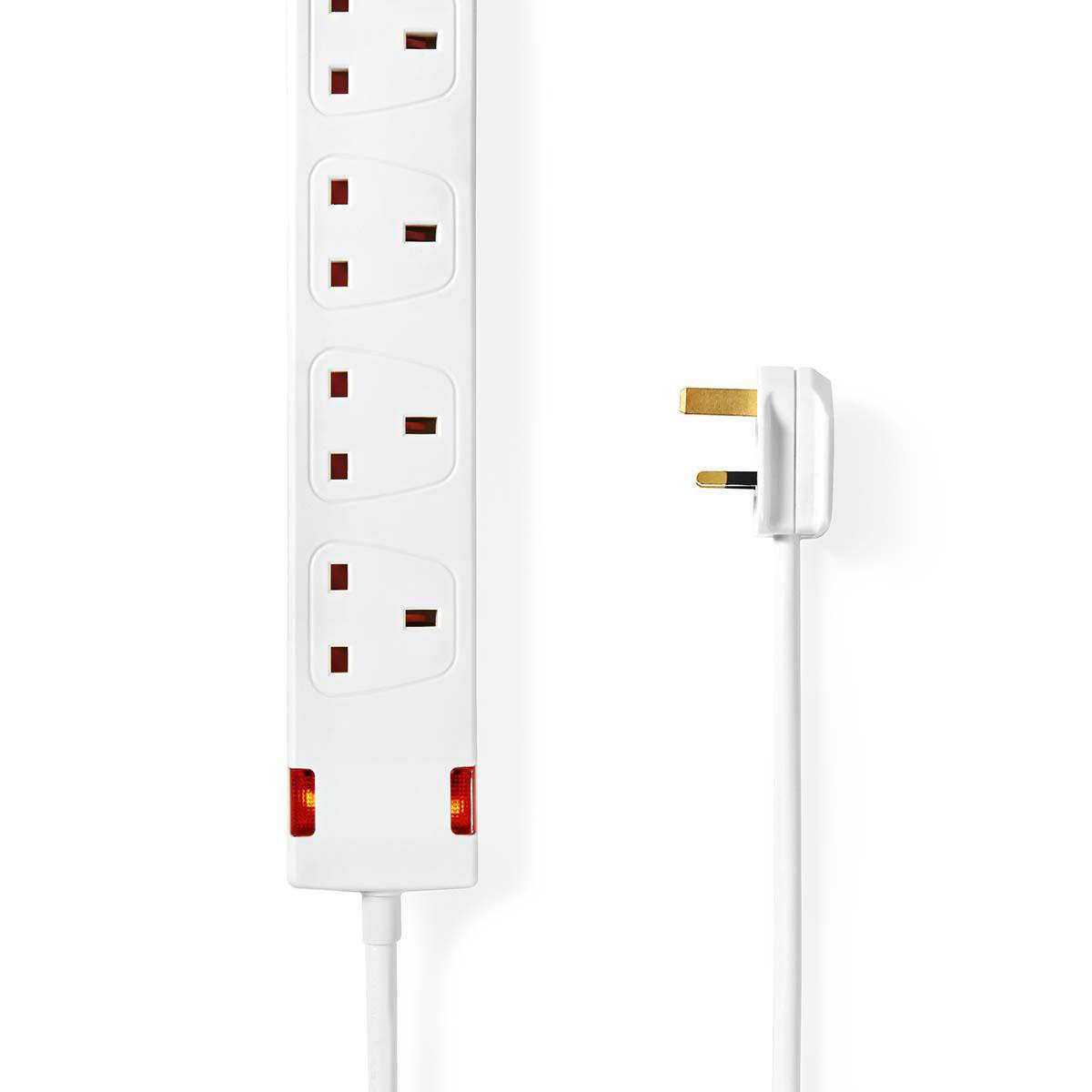 Weiße Steckdosenleiste mit vier Steckdosen. Stecker und Kabel sind weiß.
