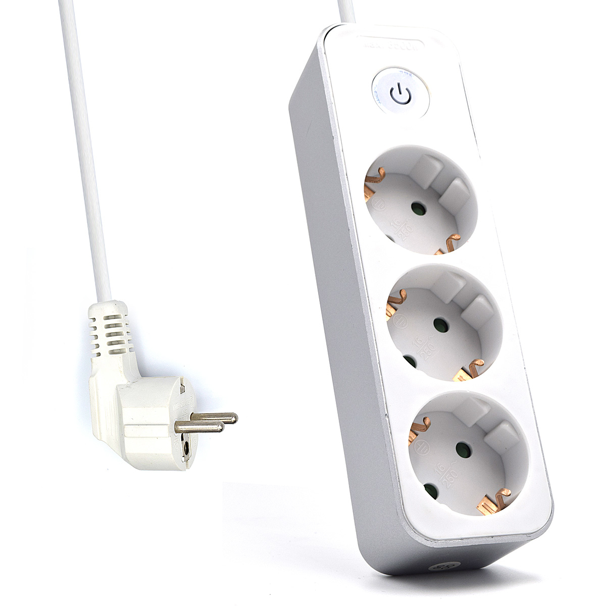 Weiße Steckdosenleiste mit drei Steckdosen und einem Einschaltknopf. Weißer Stecker links.