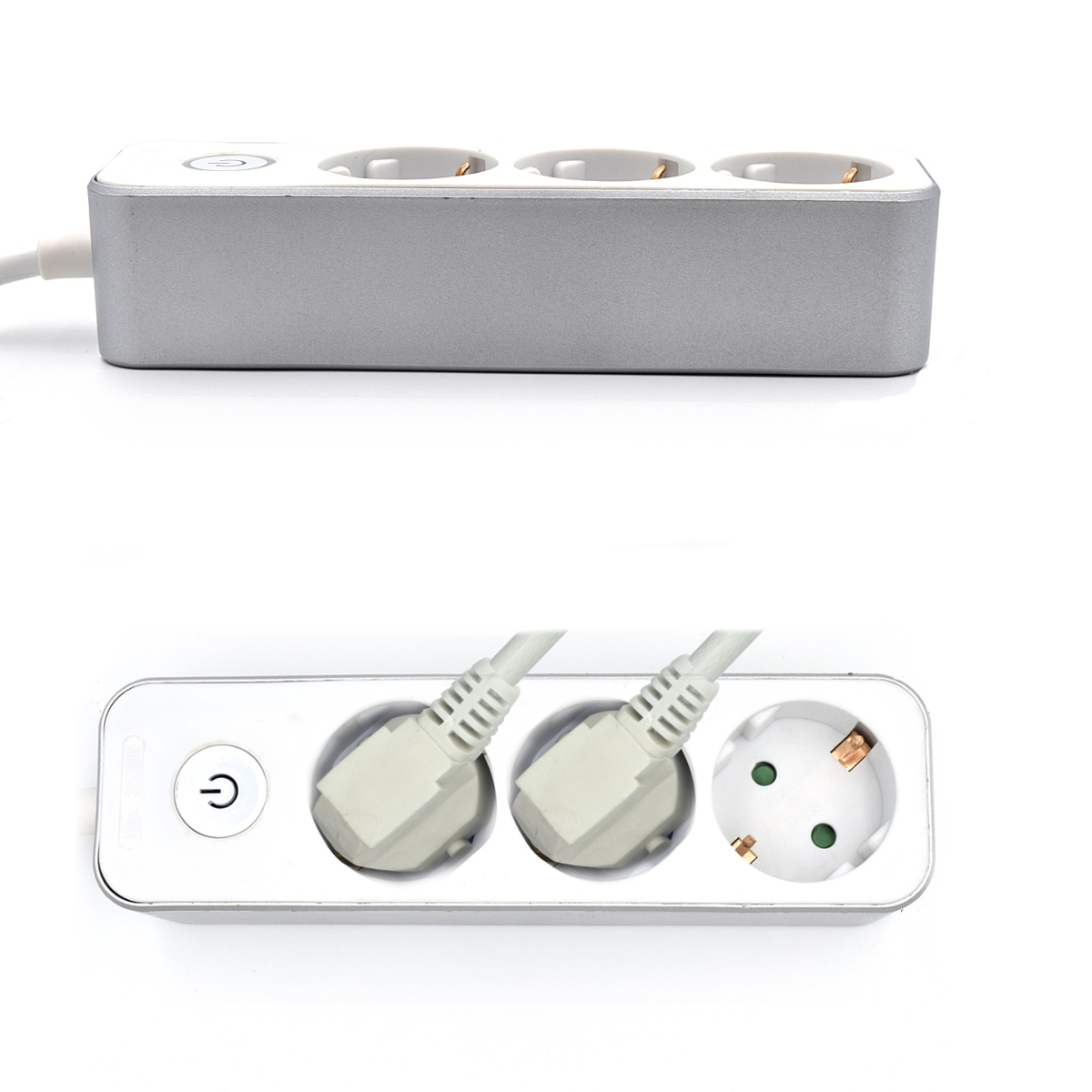 Silberne und weiße Steckdosenleiste mit 3 Steckdosen. Weißer Hintergrund. Zwei Stecker.