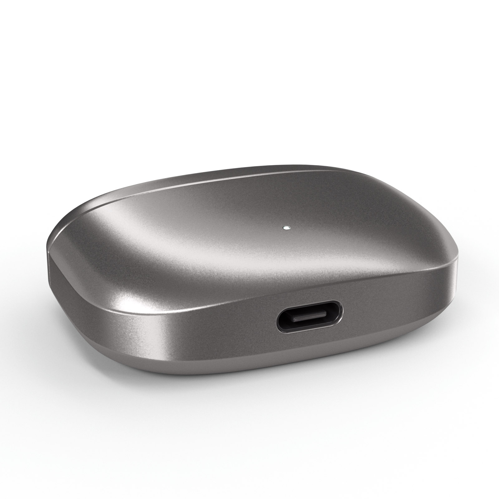Un estuche de carga plateado, vista inferior, con un puerto USB-C, sobre fondo blanco.