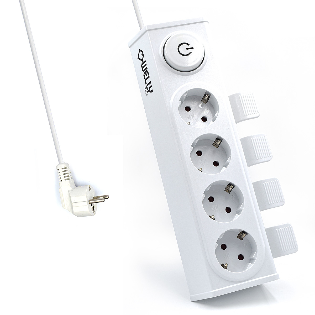 Eine weiße Steckdosenleiste mit vier Steckdosen, einem Ein-/Ausschalter und einem Stecker, auf weißem Grund.