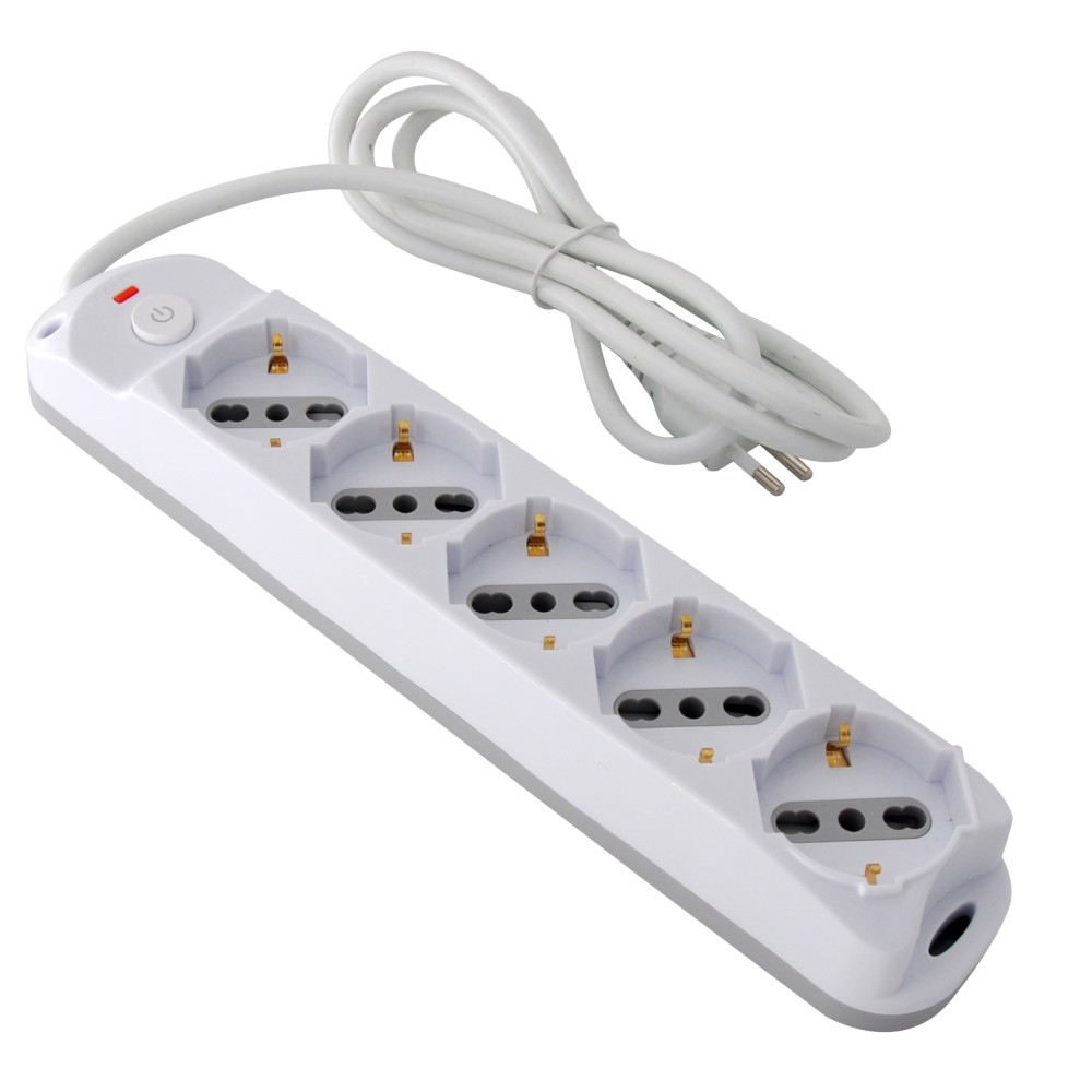 Multipresa bianca con quattro prese, un pulsante di accensione e un cavo bianco.