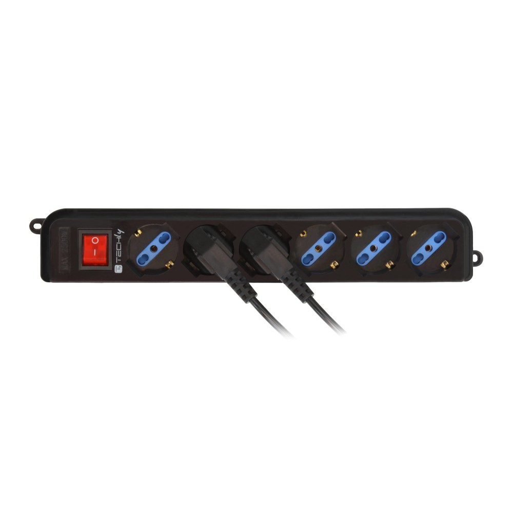 Una presa multipla nera con sei prese. Due spine sono inserite. Interruttore rosso a sinistra.
