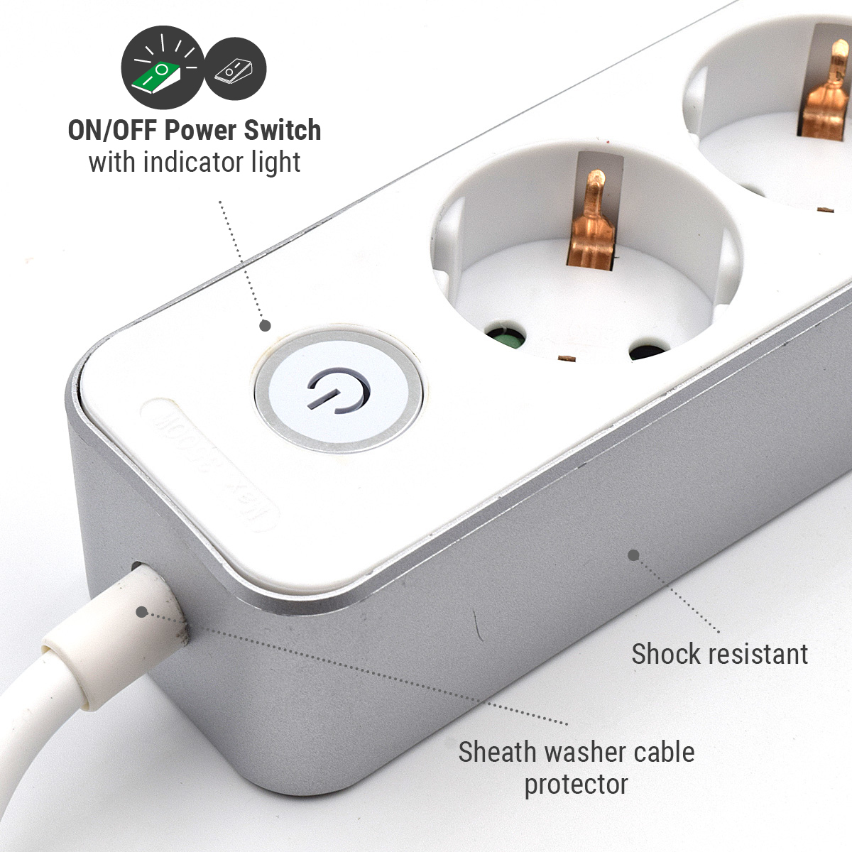 Nahaufnahme einer silbernen Steckdosenleiste mit zwei Steckdosen, einem Ein/Aus-Schalter und einem weißen Kabel.