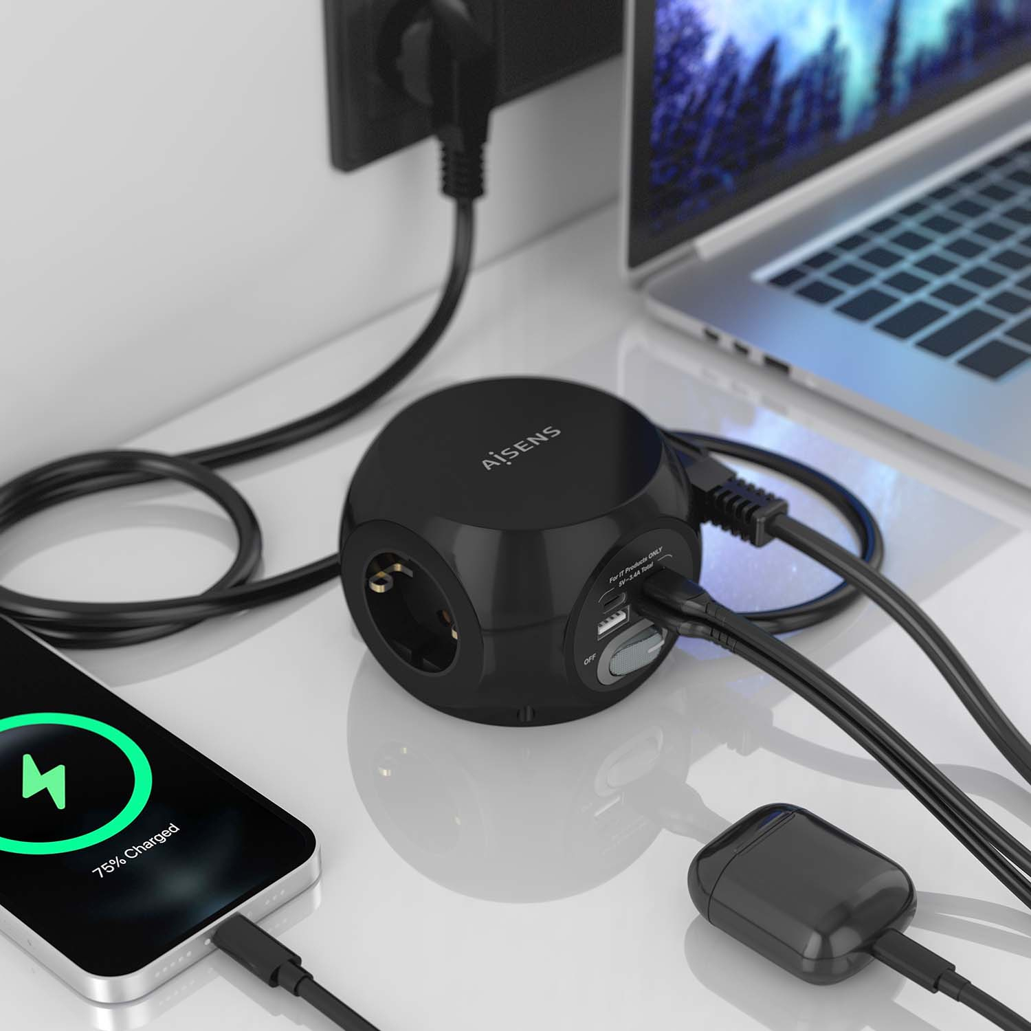 Multipresa nera con dispositivi collegati. Il telefono è in carica, il laptop è collegato ed è collegato anche un auricolare.