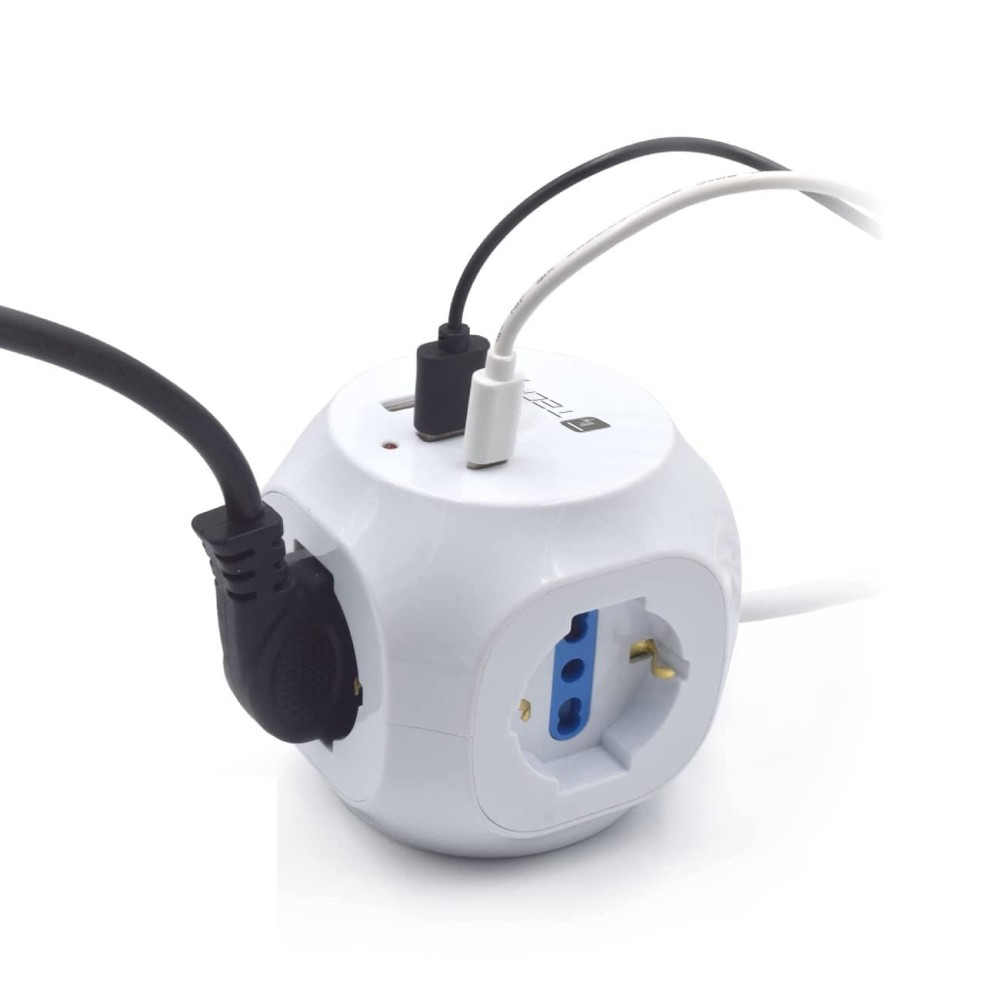 Una multipresa a cubo bianca con più cavi collegati. Lo sfondo è bianco.