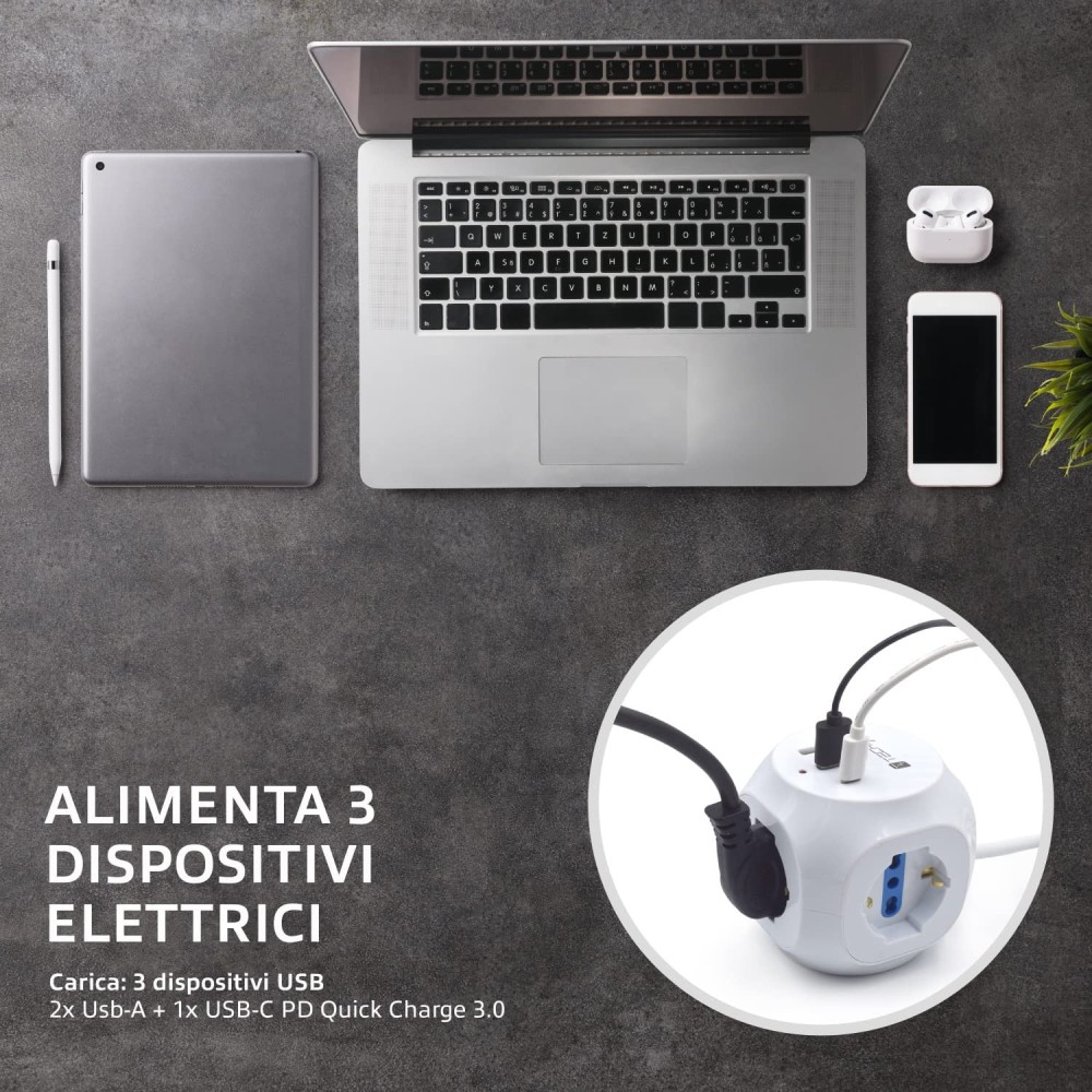 Una scrivania con un laptop, un tablet, un telefono, auricolari e una multipresa a cubo bianca con cavi. Lo sfondo è grigio.