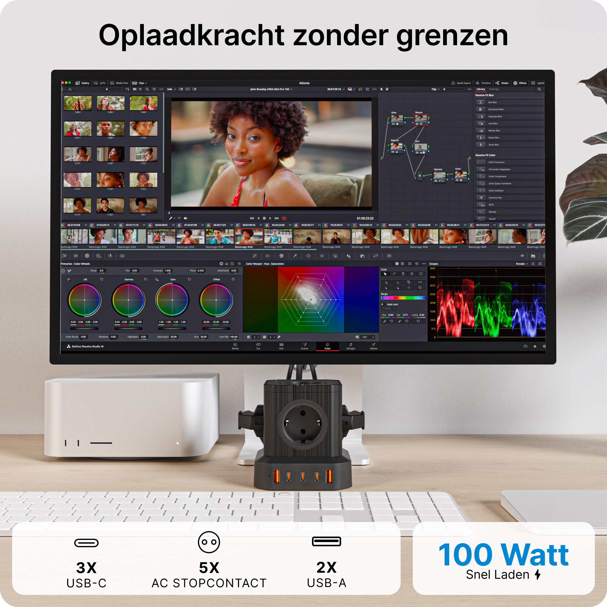 Ein Schreibtisch-Setup mit Monitor, Steckdosenleiste und mehreren Ladegeräten.