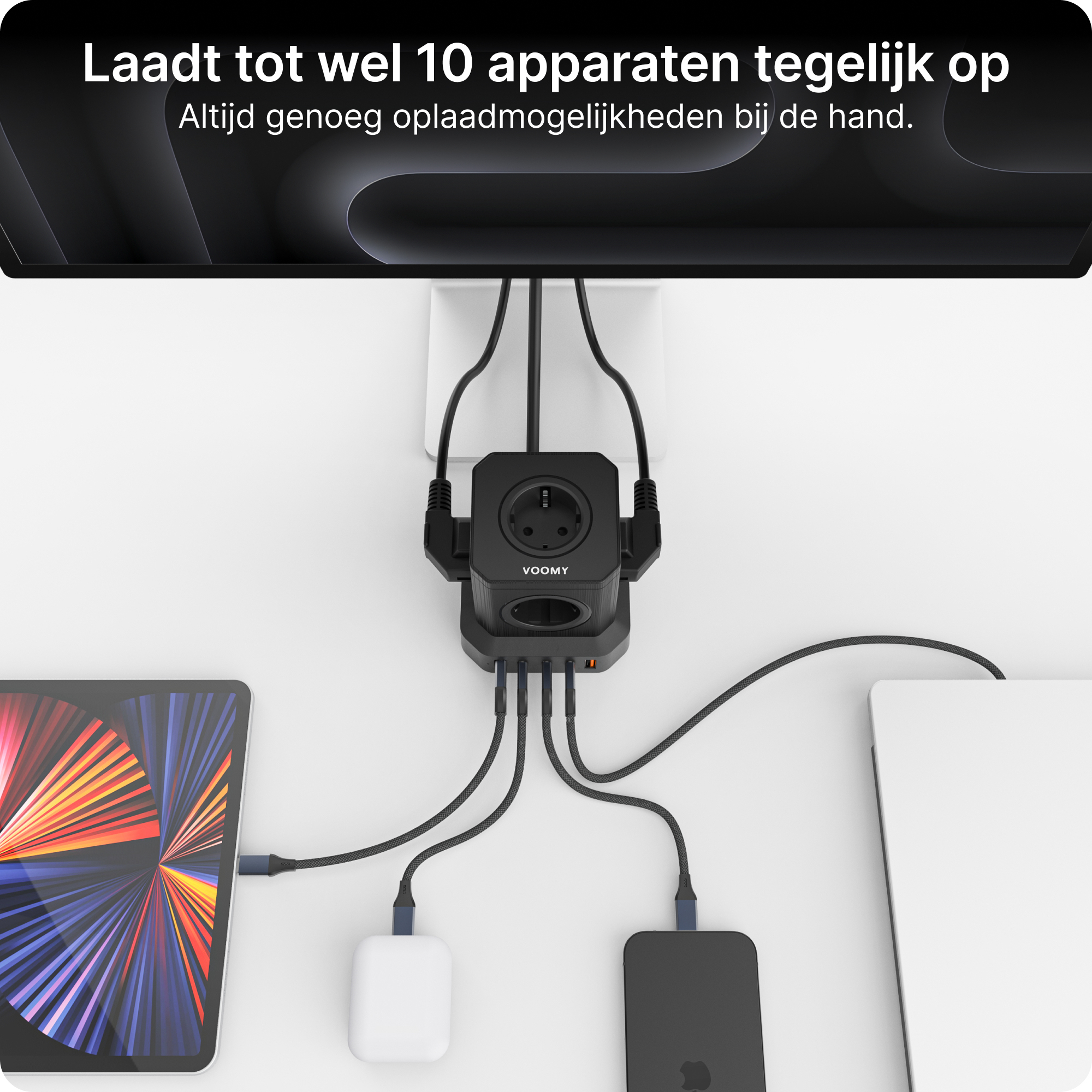 Steckdosenleiste mit angeschlossenen Geräten. Tablets, Telefone und Ladegeräte.