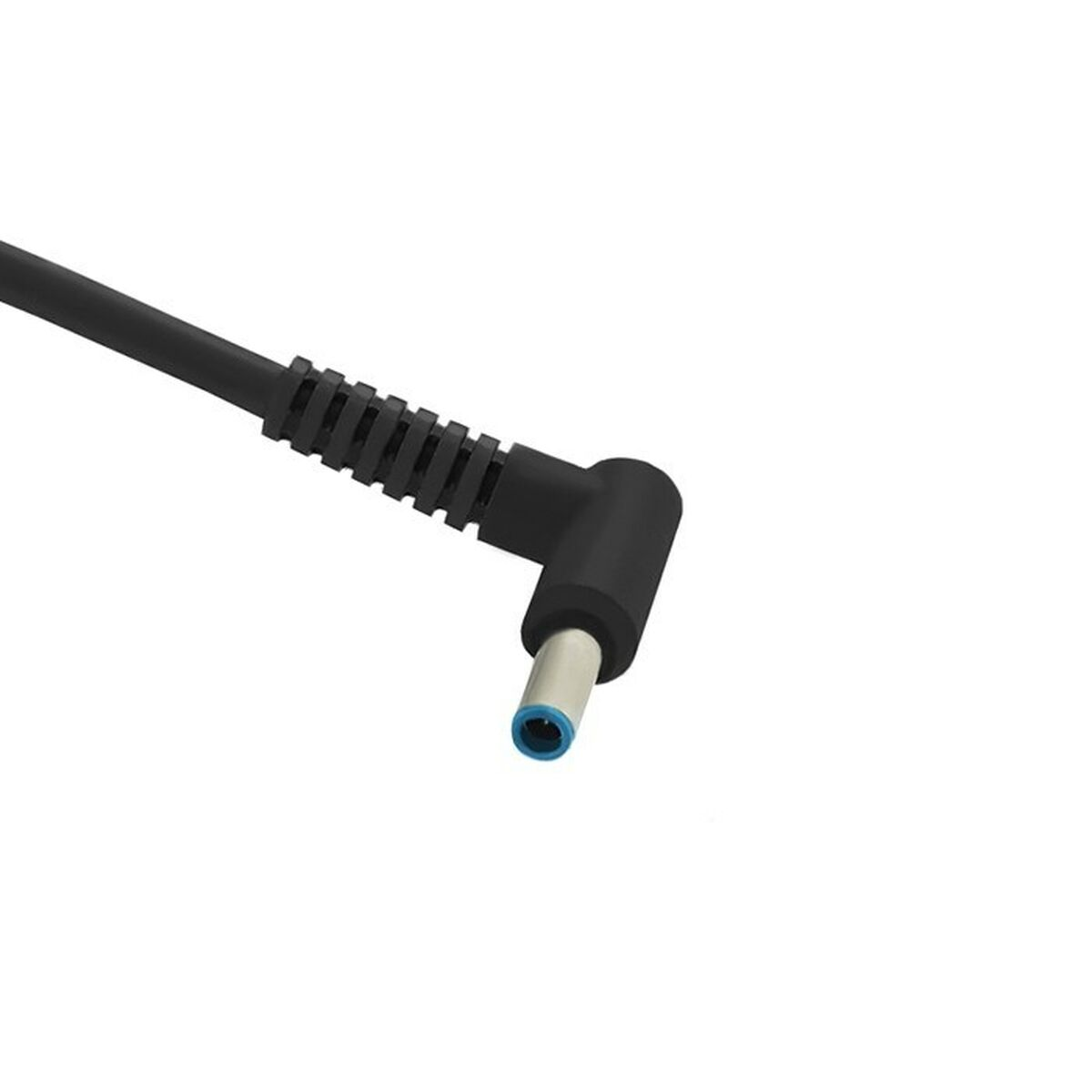 Primo piano del connettore nero dell'adattatore con punta blu.