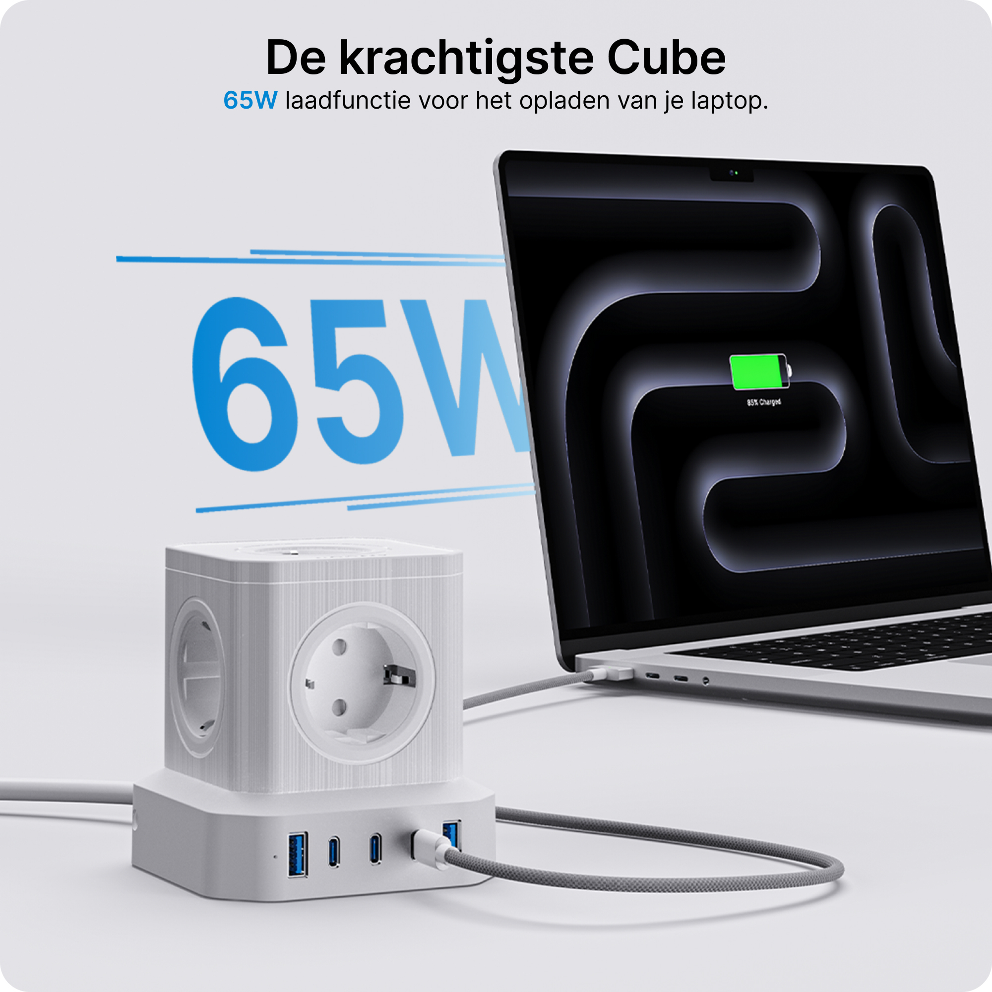 Ein weißer Power Cube, der einen Laptop auflädt, mit einem 65W-Etikett.
