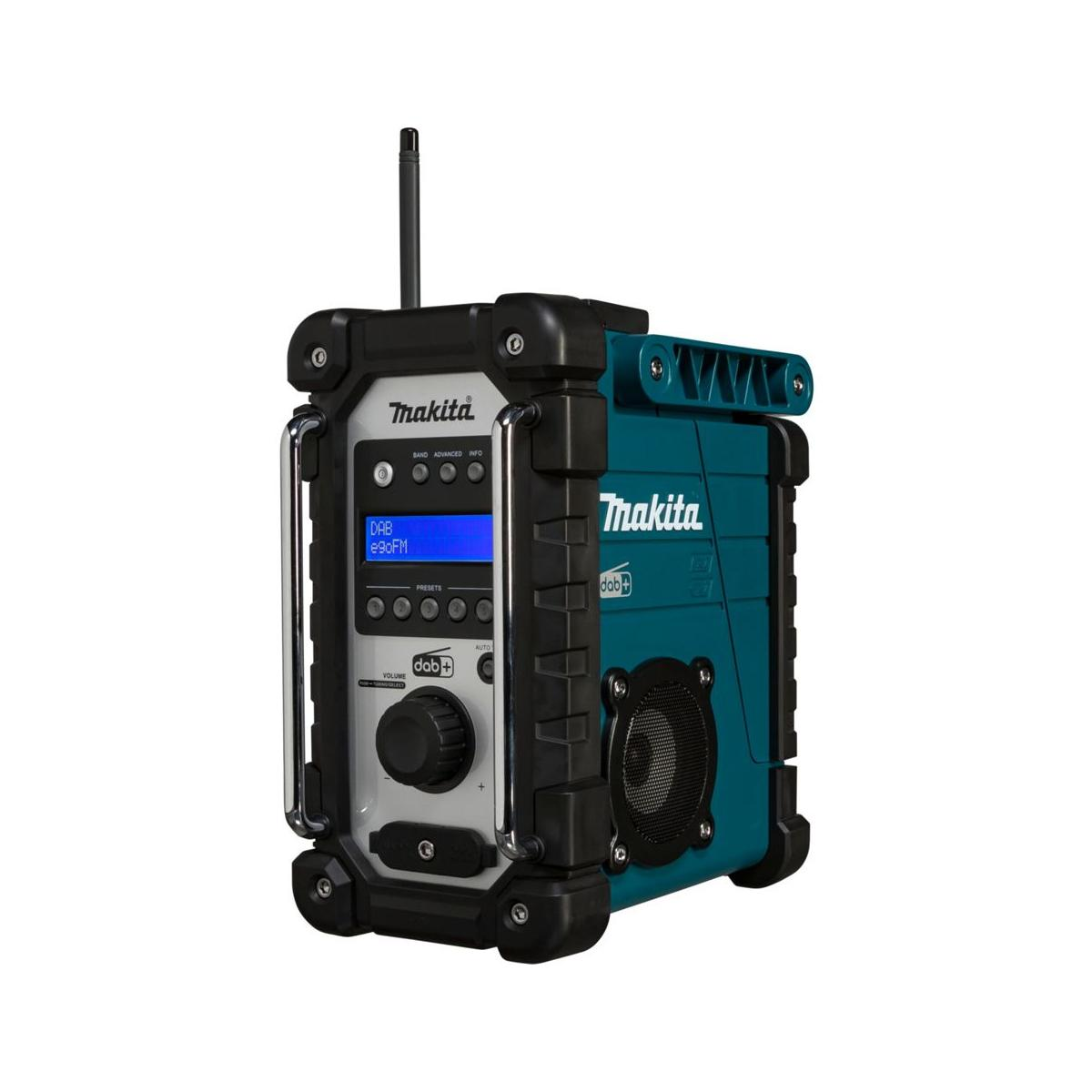 Turkusowo-czarne radio Makita z wyświetlaczem, głośnikiem i kontrolkami. Białe tło.