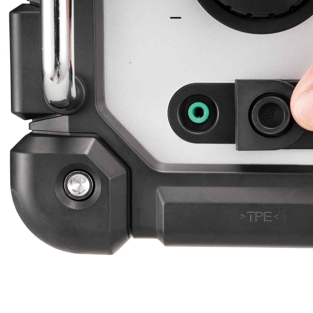 Zbliżenie czarnego i srebrnego urządzenia z zielonym portem i czarnym portem. Białe tło.