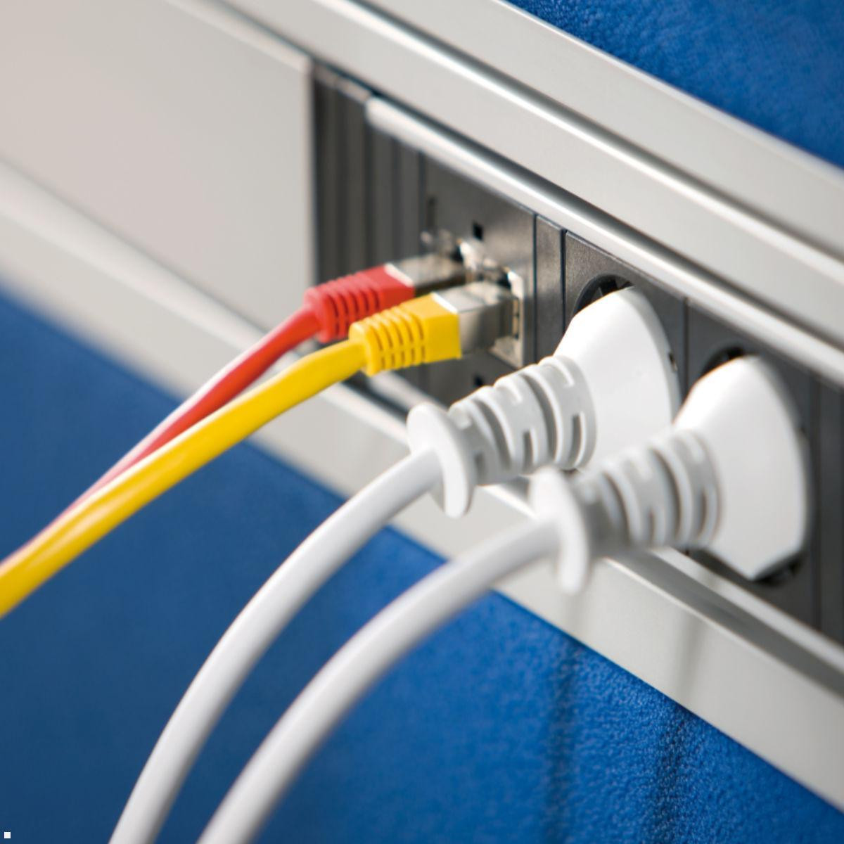 Kable podłączone do gniazdka ściennego z czerwonymi i żółtymi przewodami.