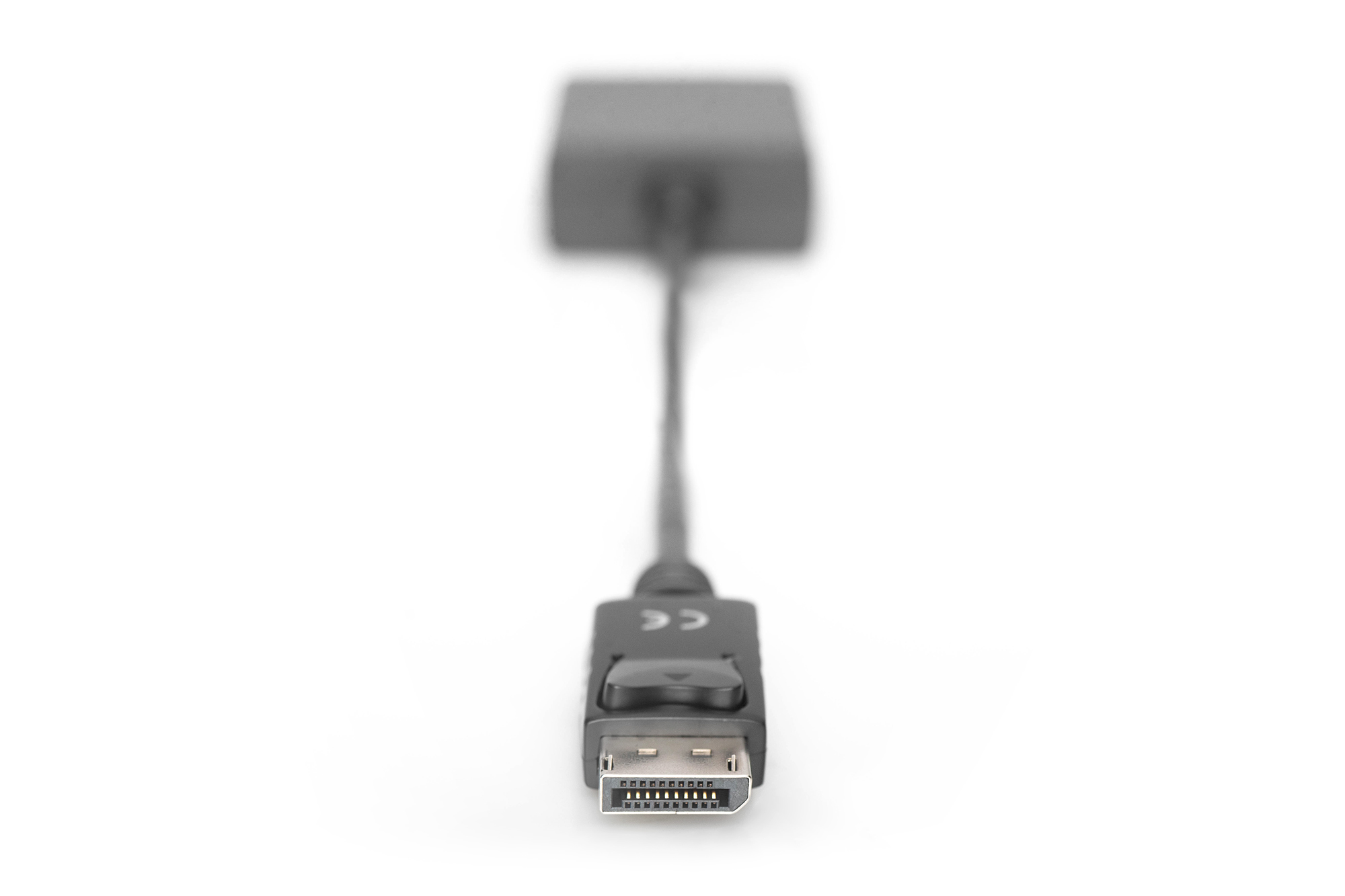 Cavo adattatore DisplayPort nero, con connettori bianchi su sfondo bianco.