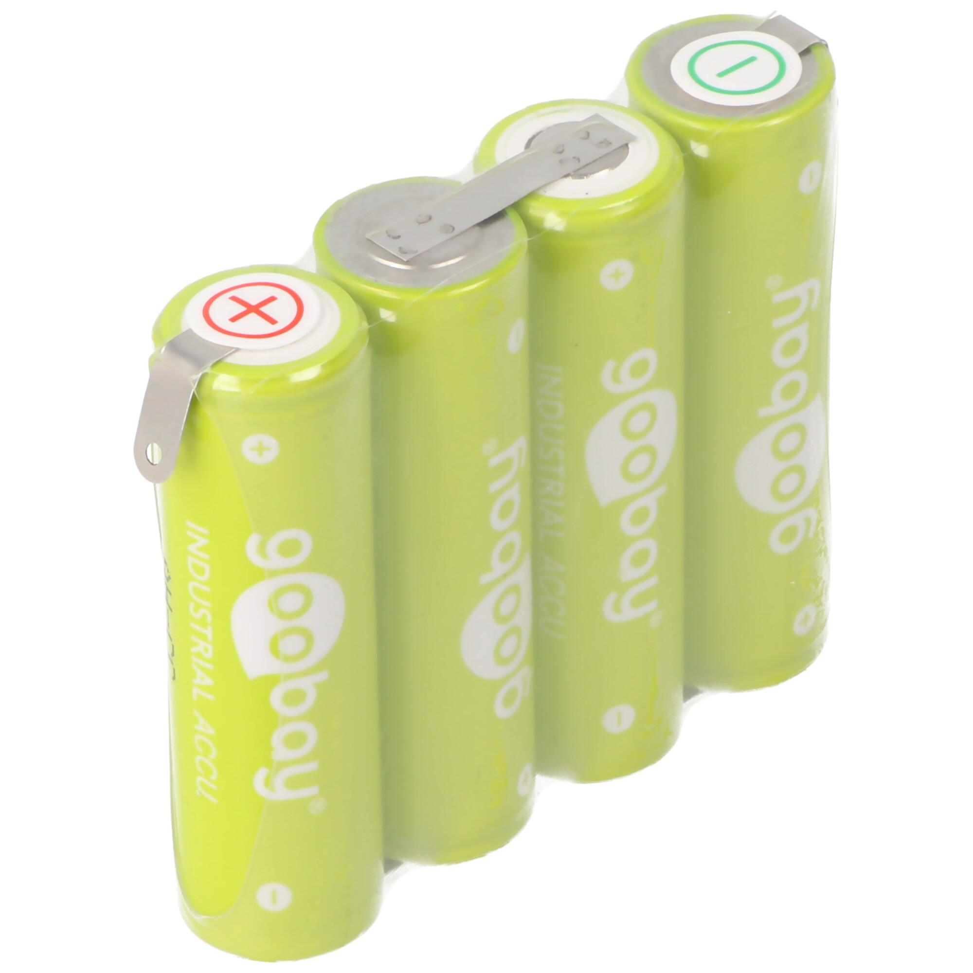 Quattro batterie ricaricabili verdi in un pacco di plastica. Sfondo bianco.