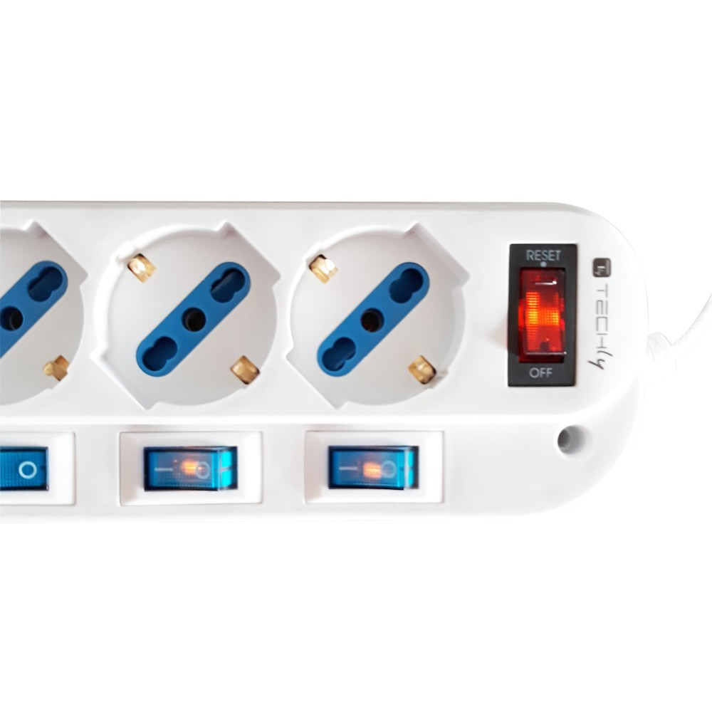Nahaufnahme einer weißen Steckdosenleiste, die einen roten Reset-Schalter und blaue Ein/Aus-Schalter zeigt.